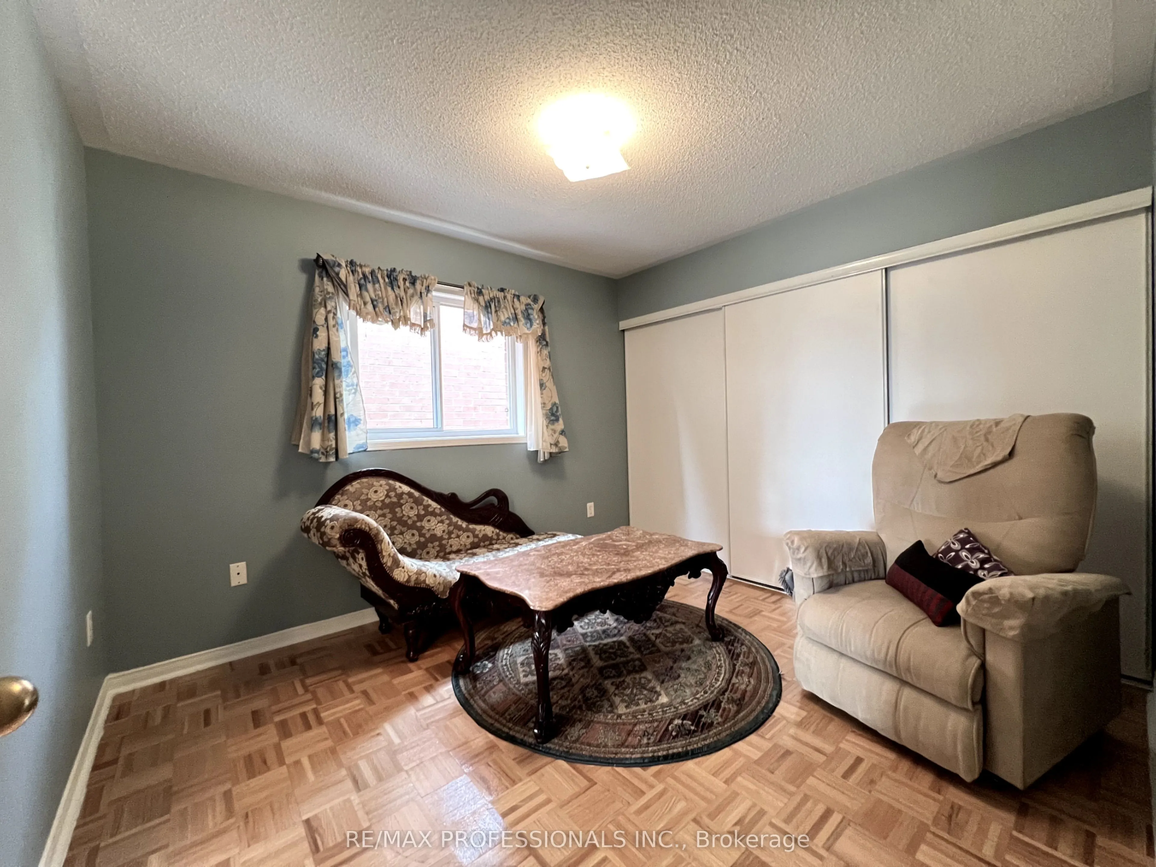 25 Whitehouse Crescent