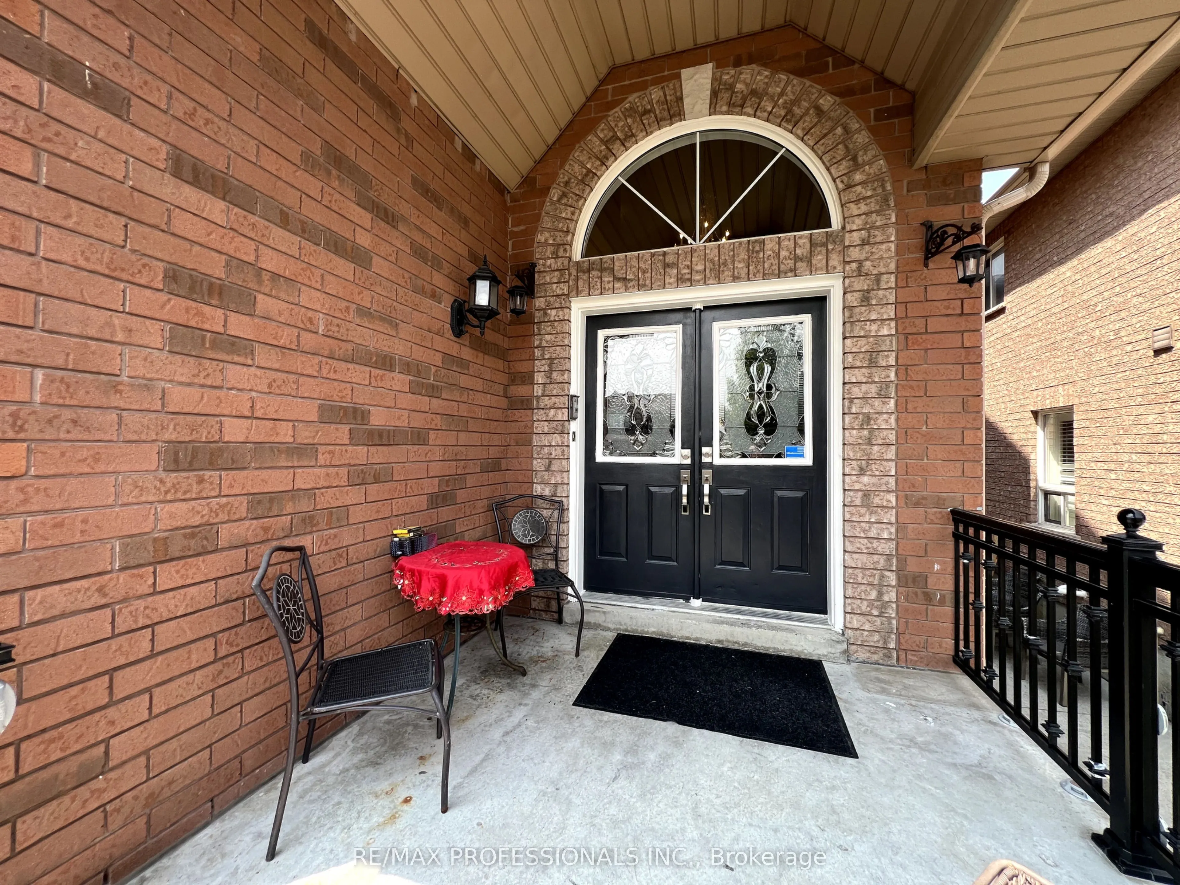 25 Whitehouse Crescent