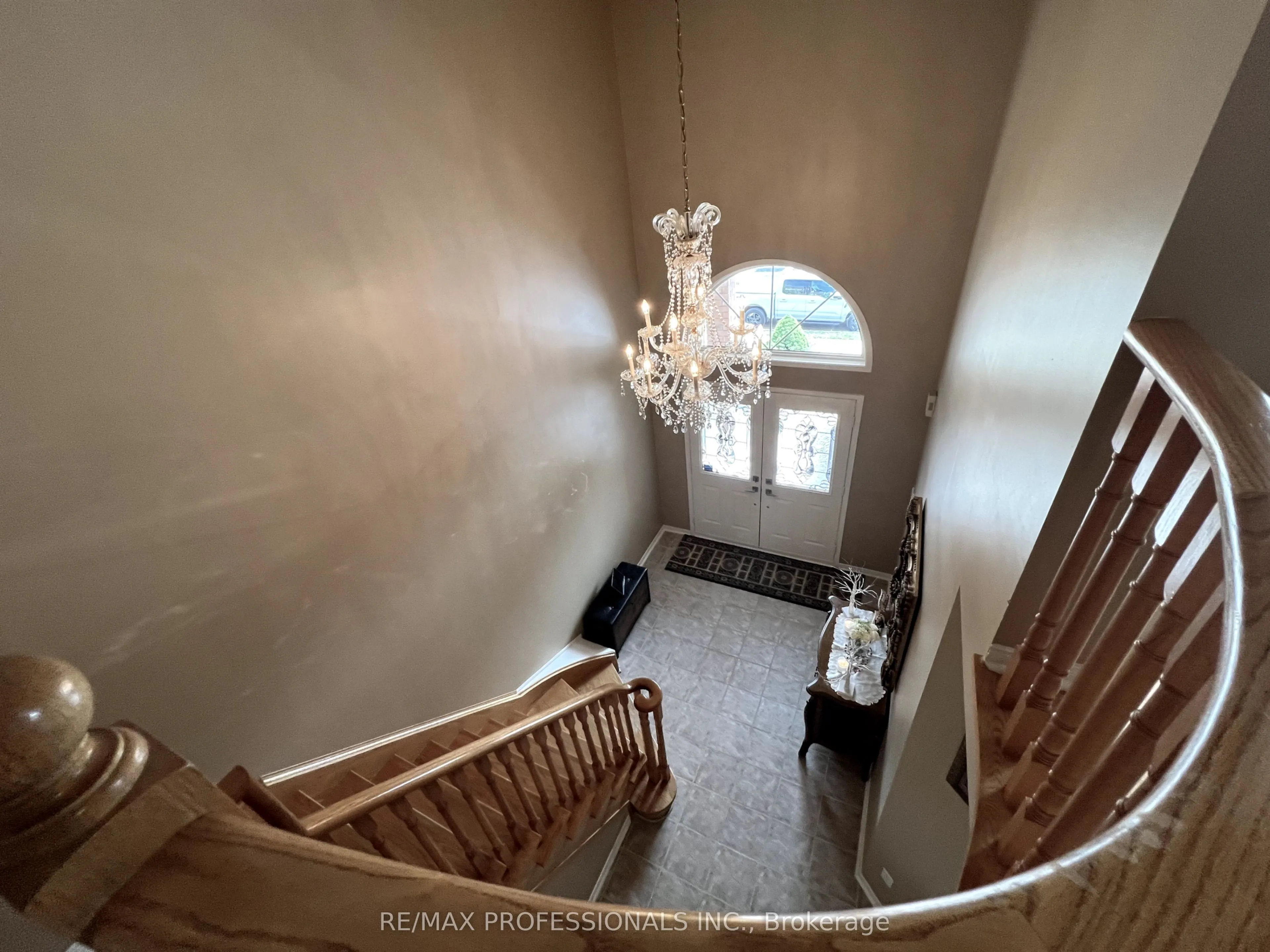 25 Whitehouse Crescent