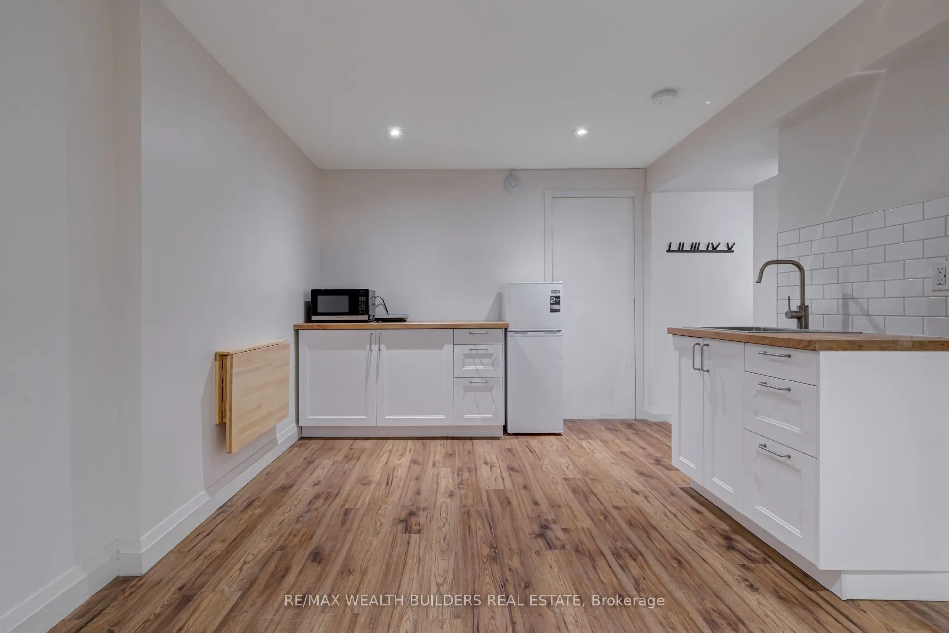 172 indian road Crescent