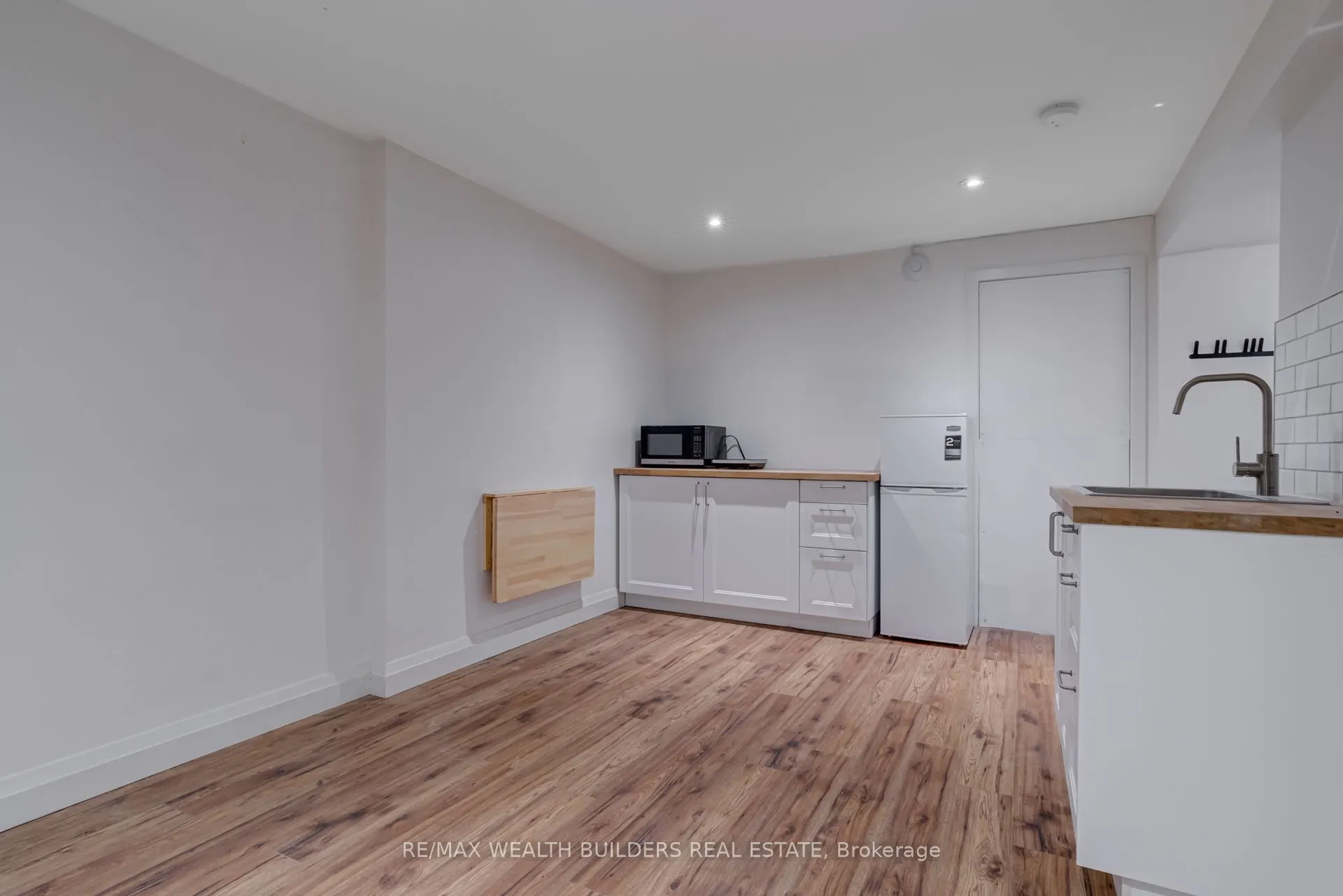 172 indian road Crescent