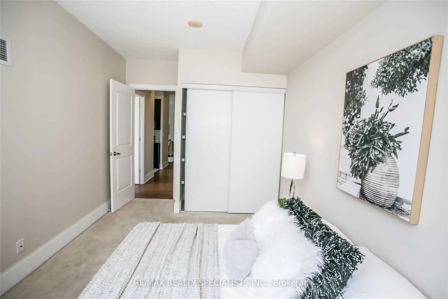 330 Burnhamthorpe Road, #3203