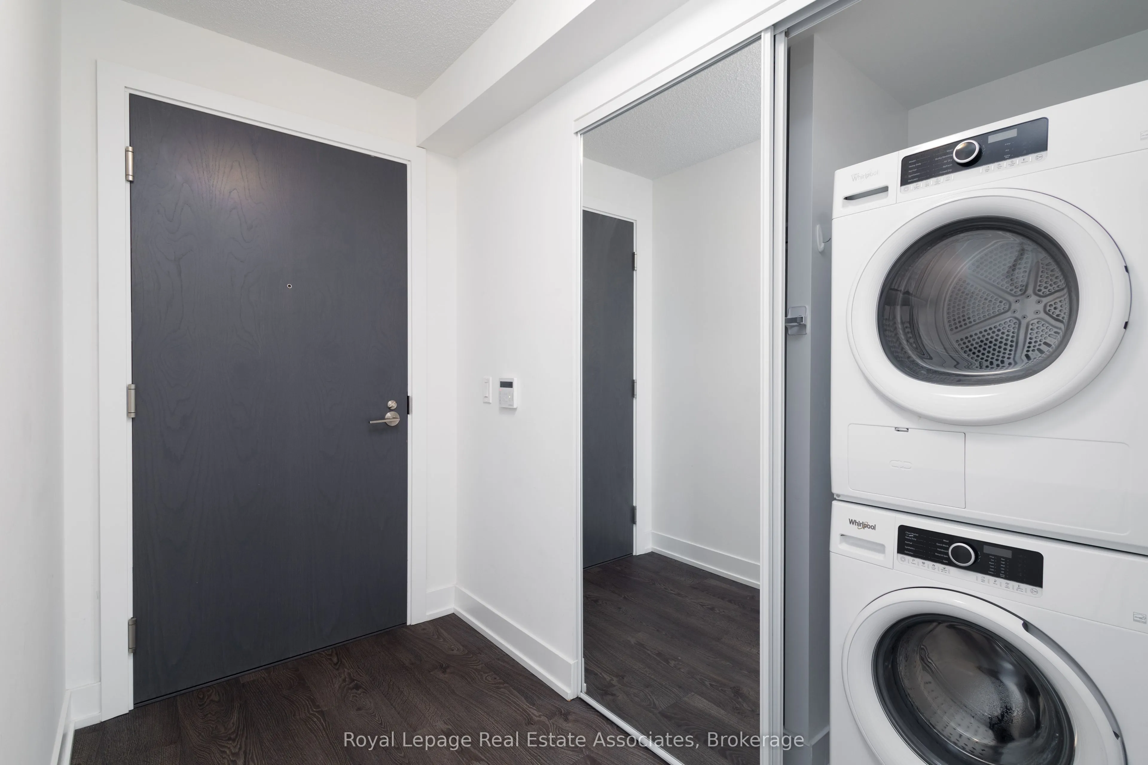 9 Mabelle Avenue, #2422