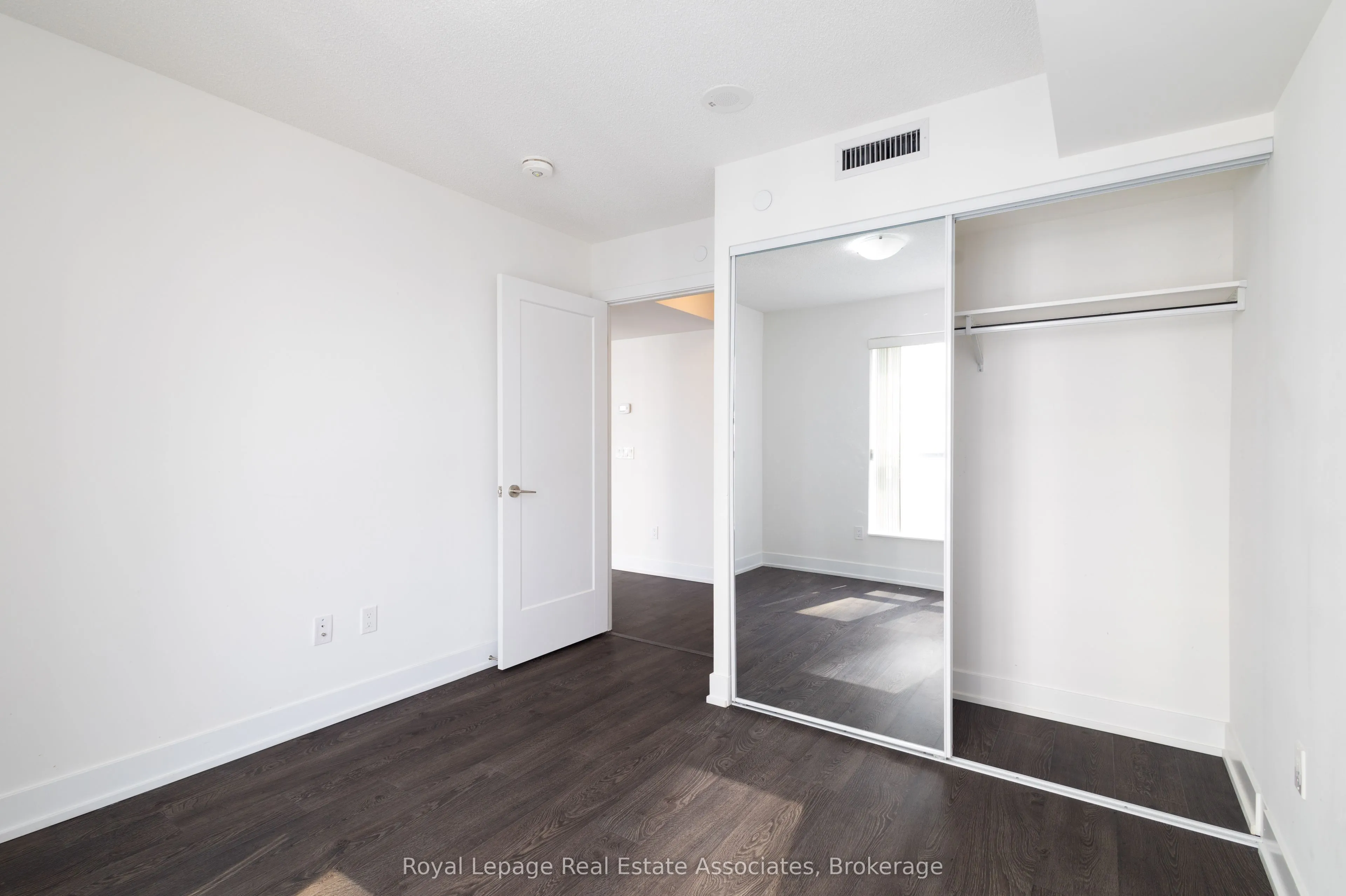 9 Mabelle Avenue, #2422