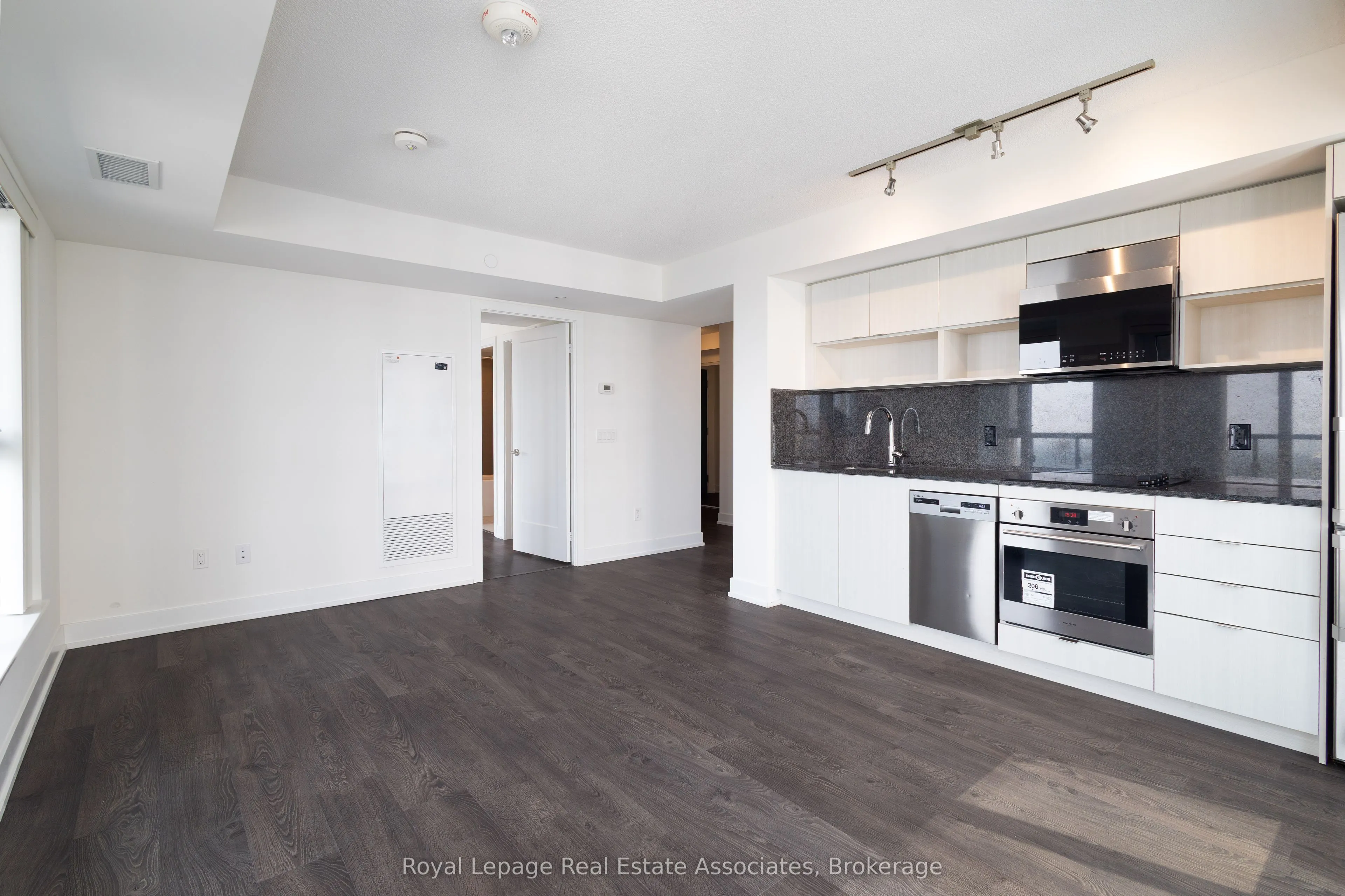 9 Mabelle Avenue, #2422