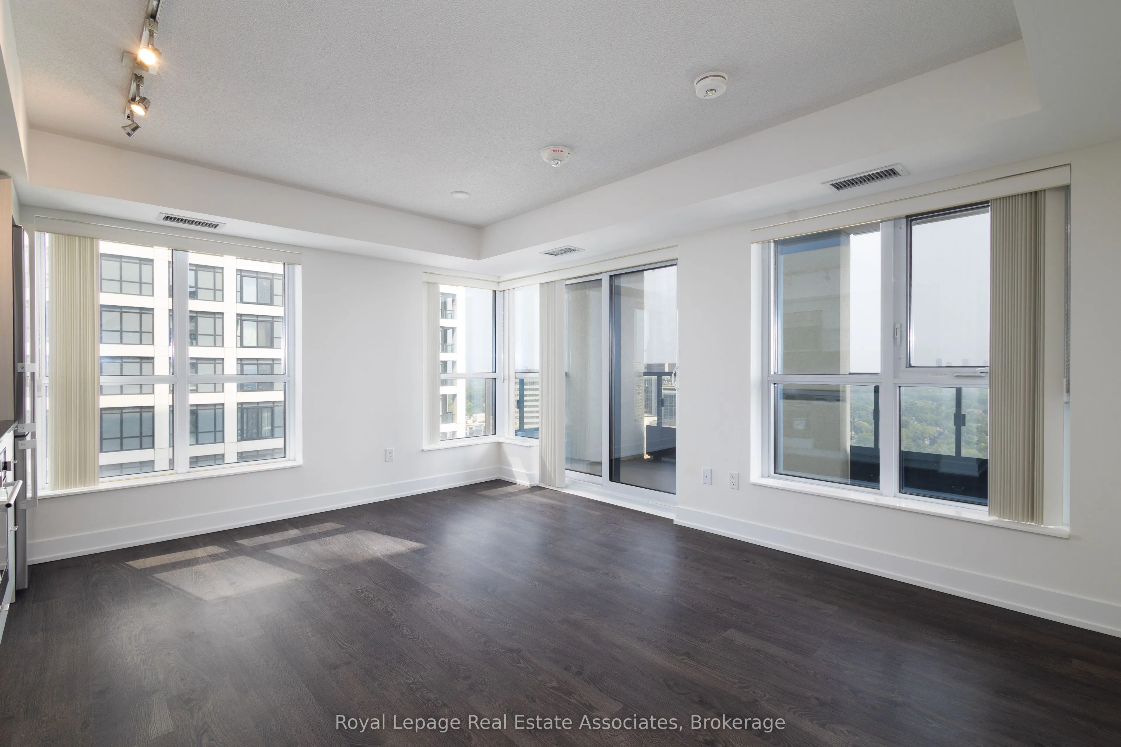 9 Mabelle Avenue, #2422