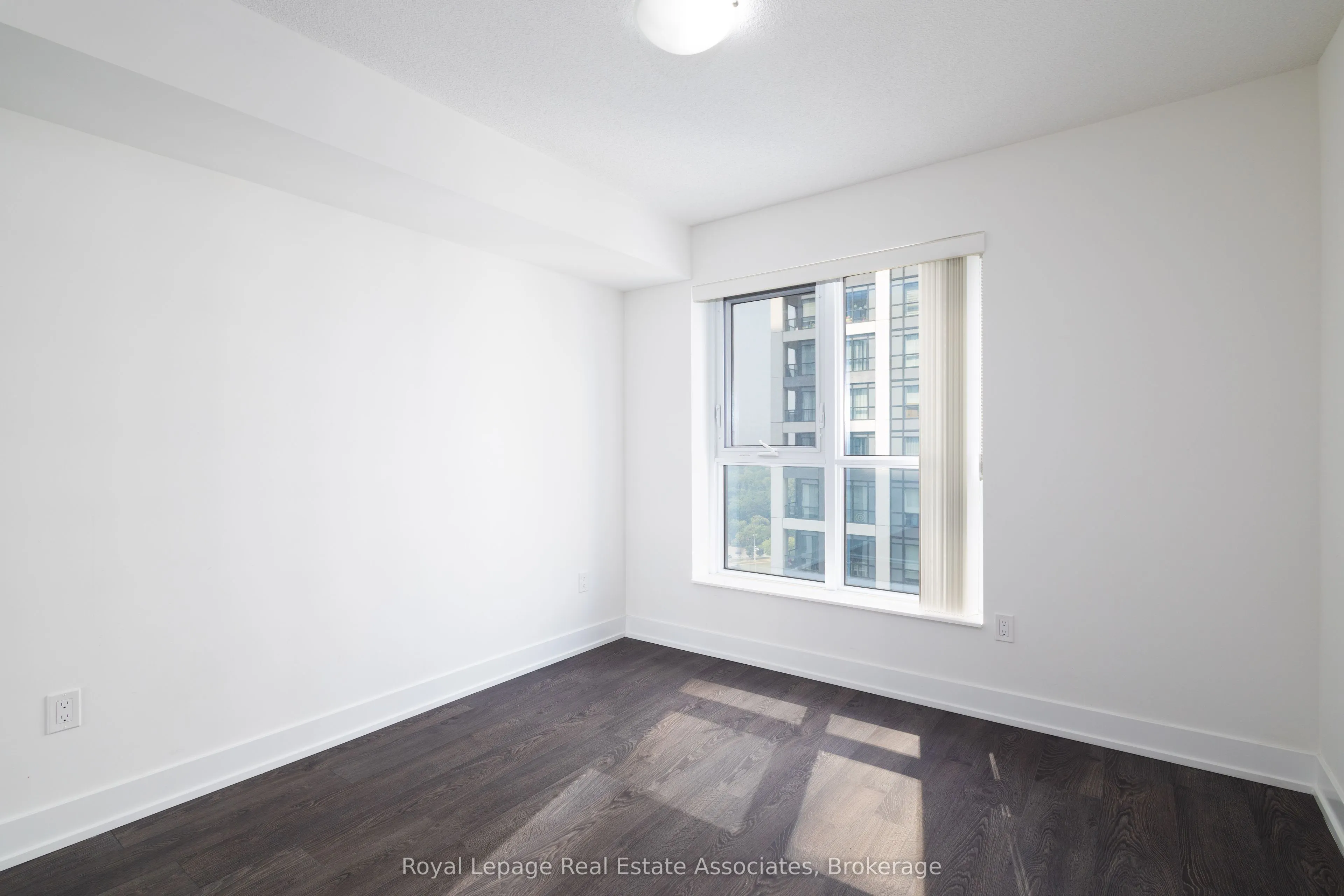 9 Mabelle Avenue, #2422