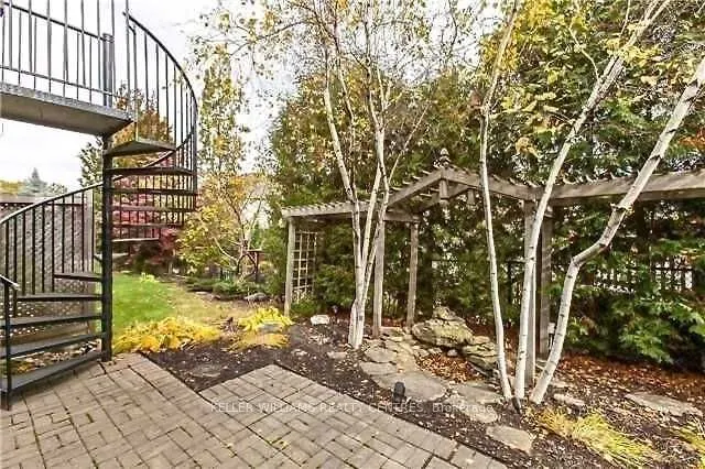 2113 Pinevalley Crescent