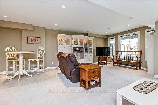 2113 Pinevalley Crescent