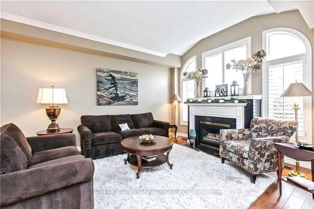 2113 Pinevalley Crescent