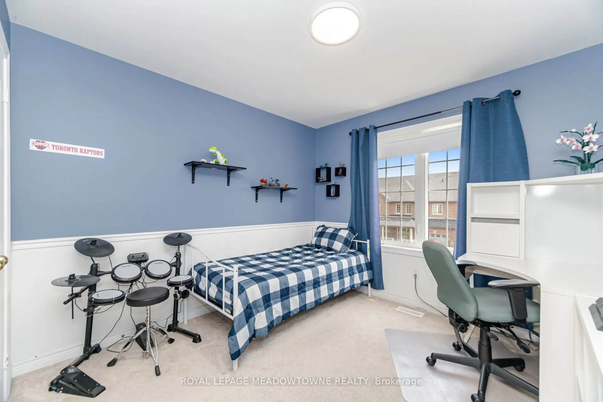 345 Bussel Crescent