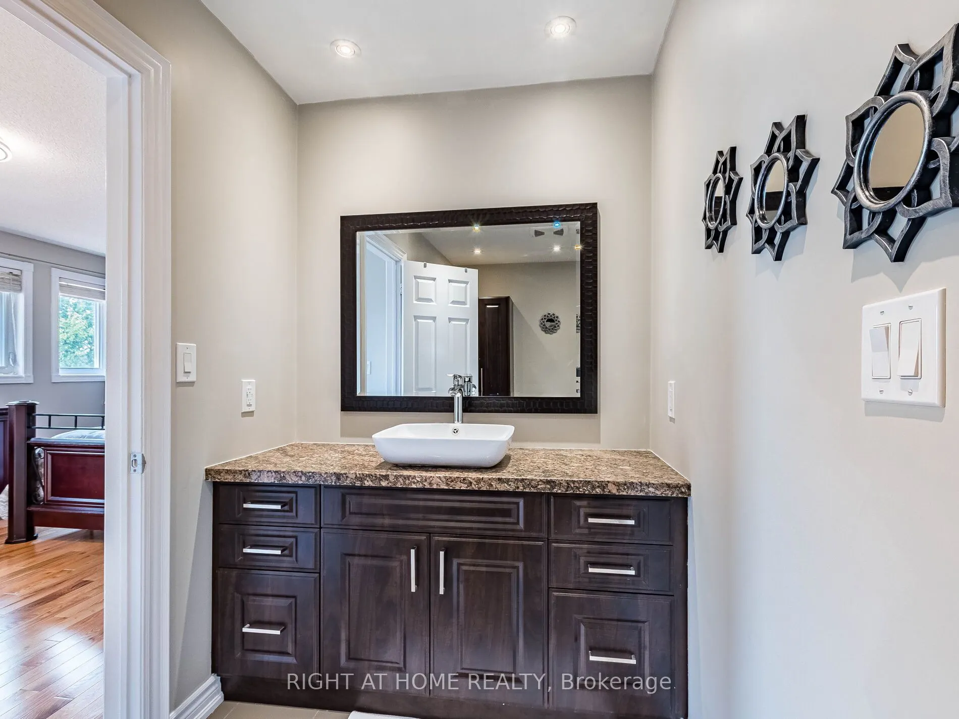 3306 Columbine Crescent