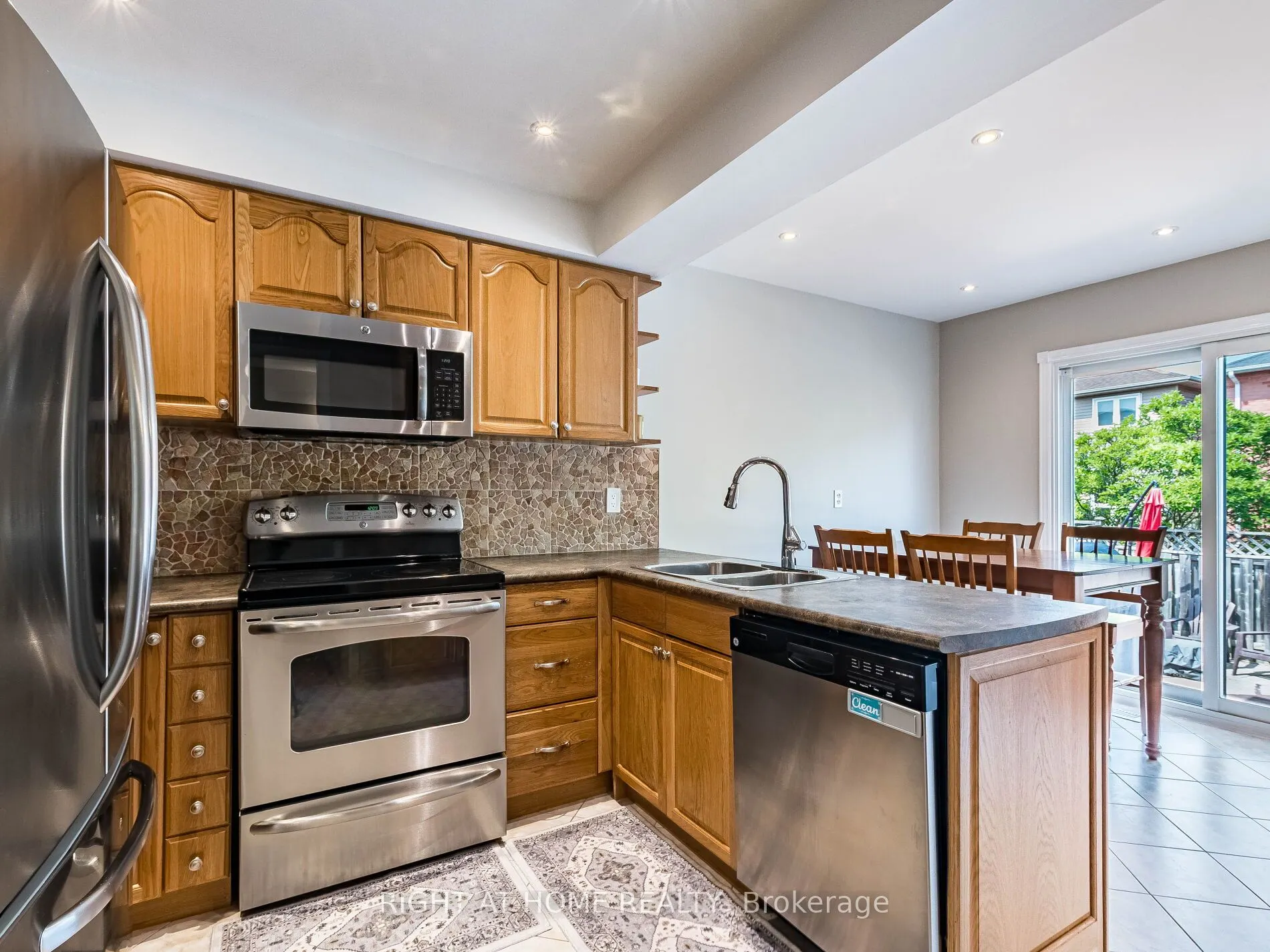 3306 Columbine Crescent