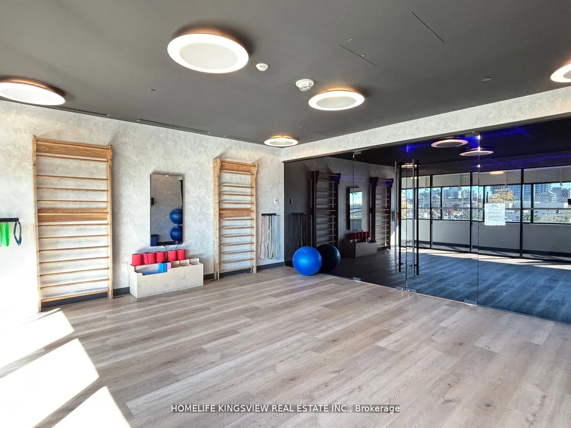 86 Dundas Street E, #522