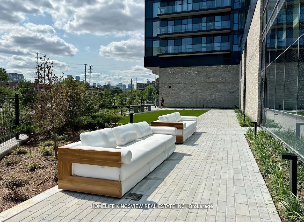 86 Dundas Street E, #522