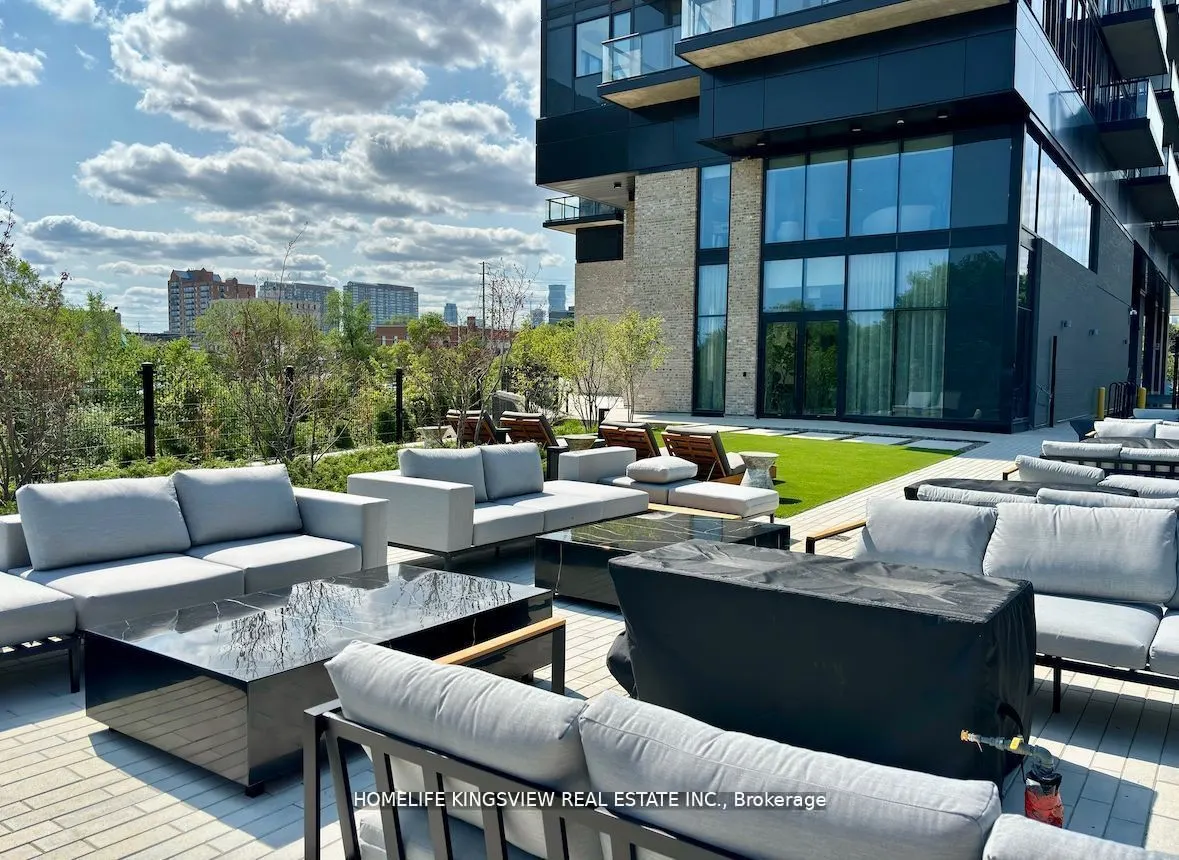 86 Dundas Street E, #522