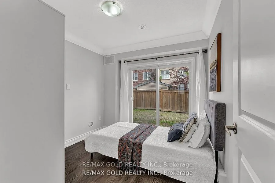 37 Baycliffe Crescent