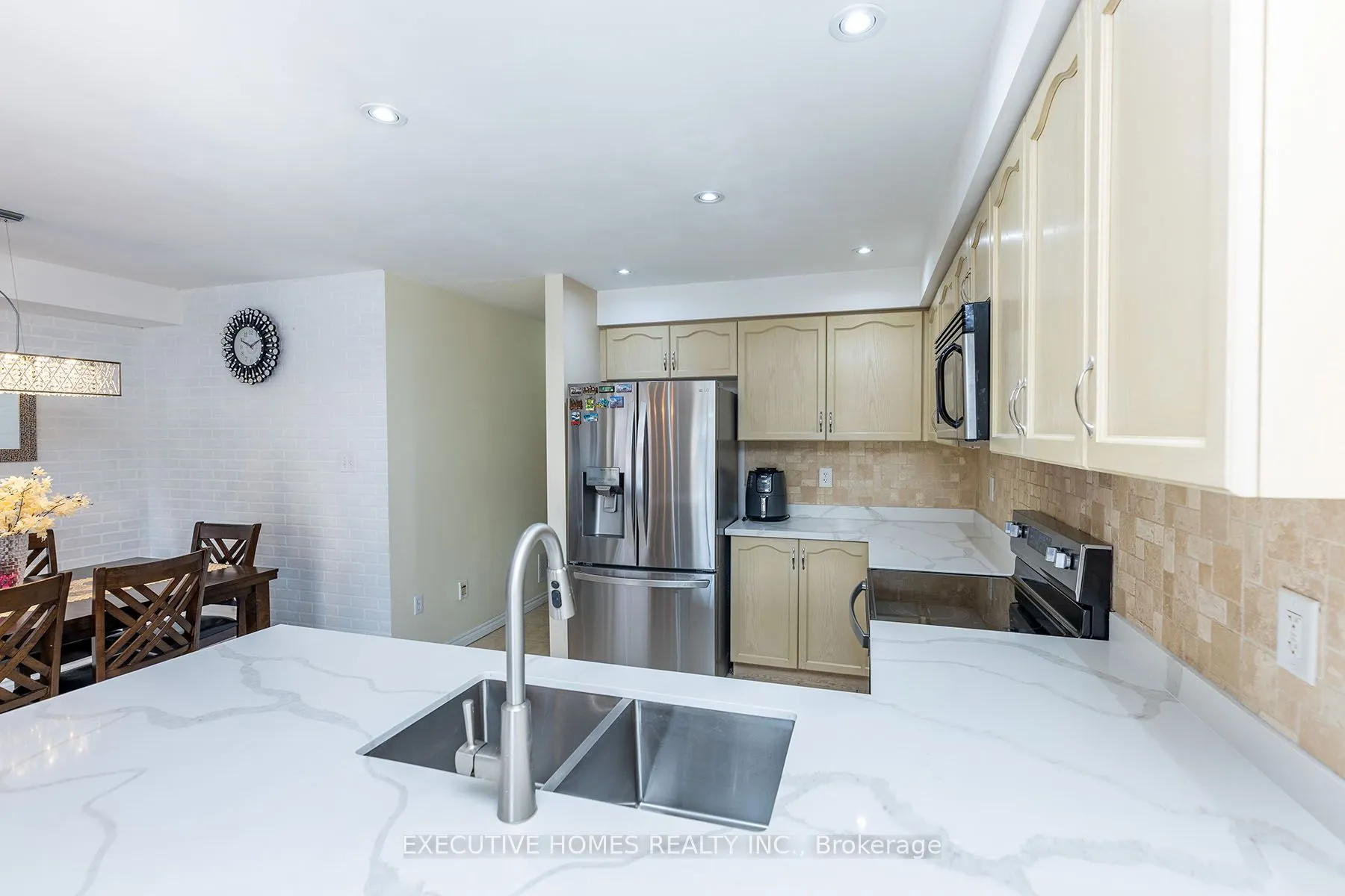 416 Hobbs Crescent