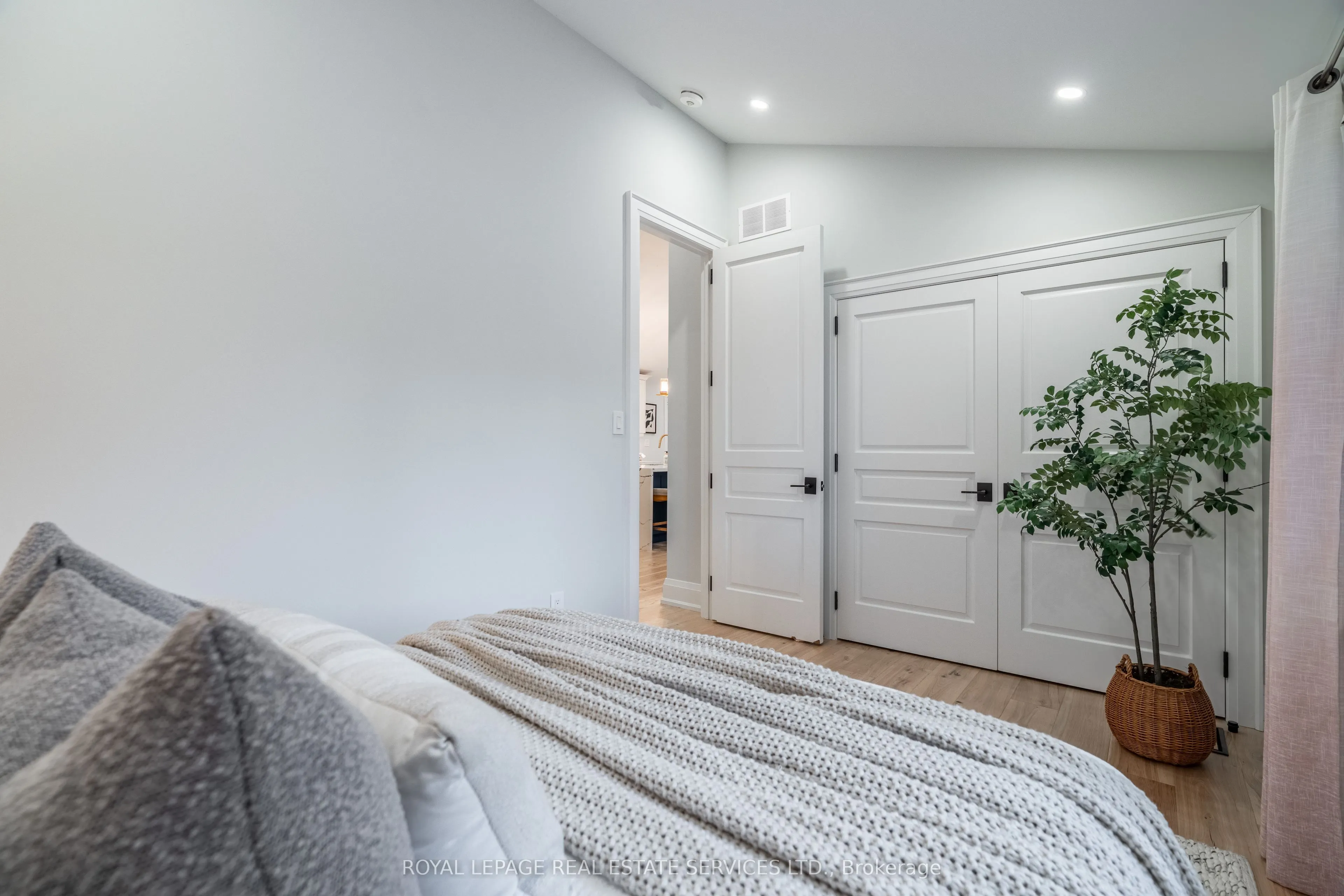 2503 Yarmouth Crescent
