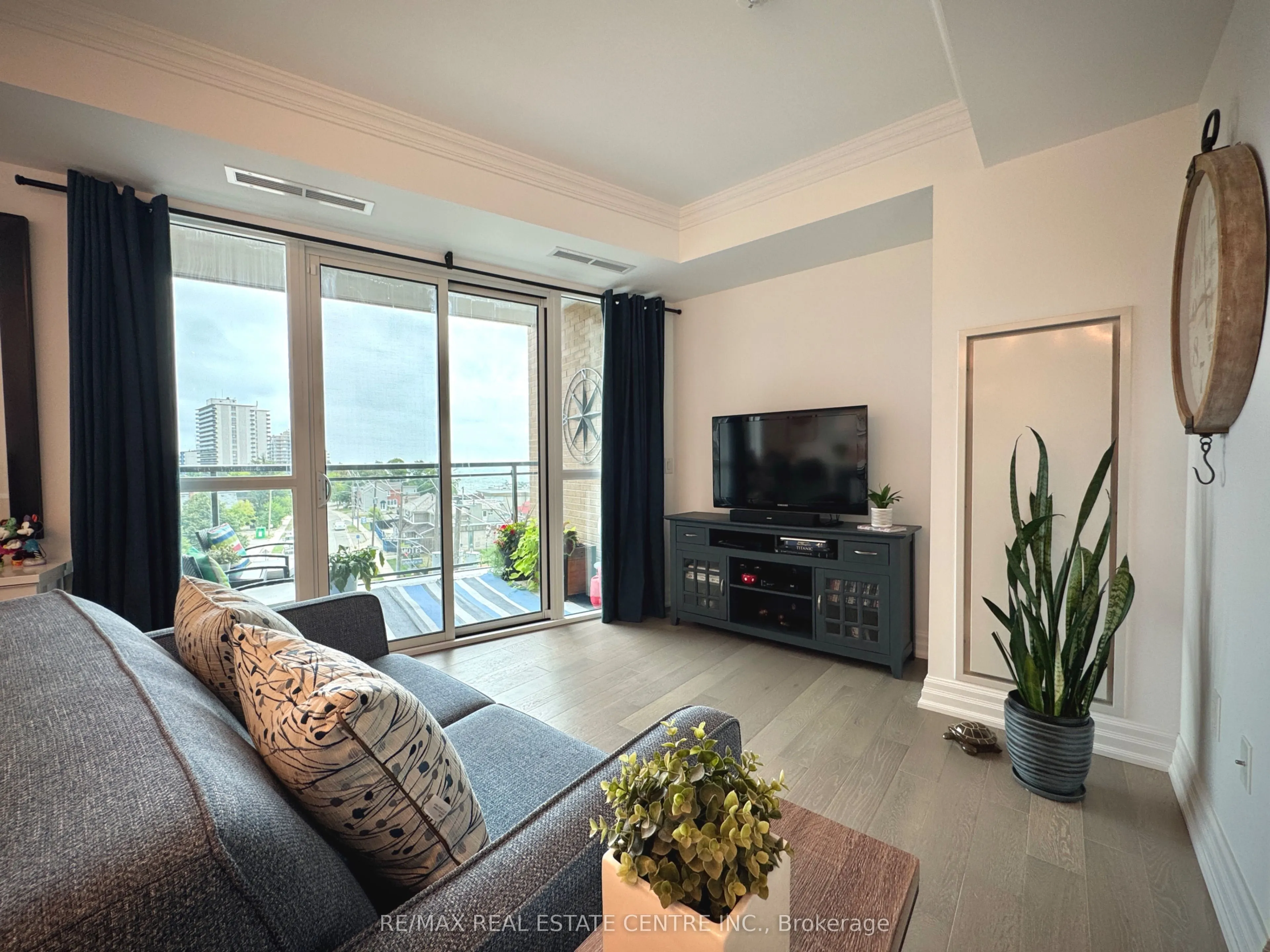 2060 Lakeshore Road, #405