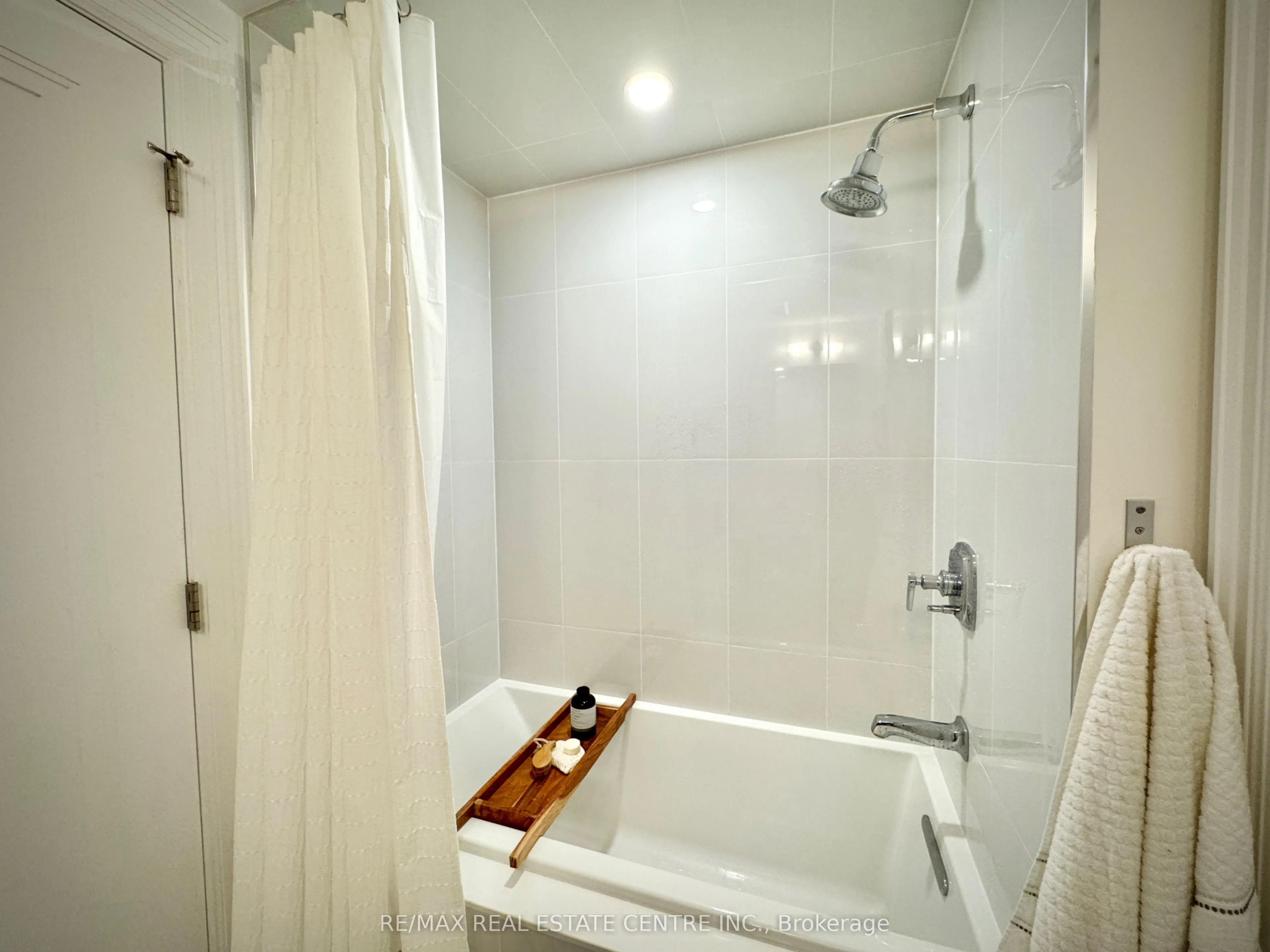2060 Lakeshore Road, #405