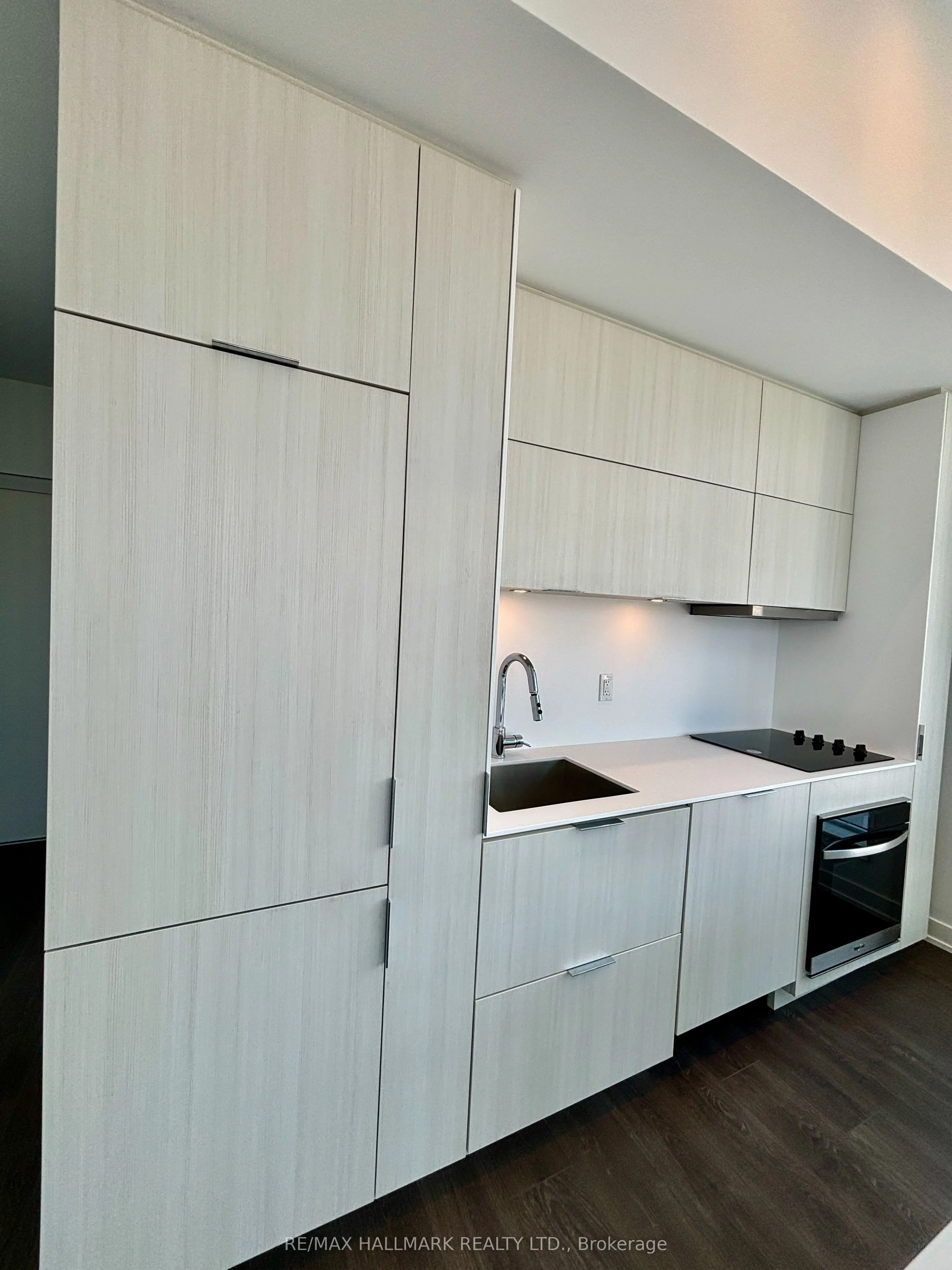 370 Martha Street, #402