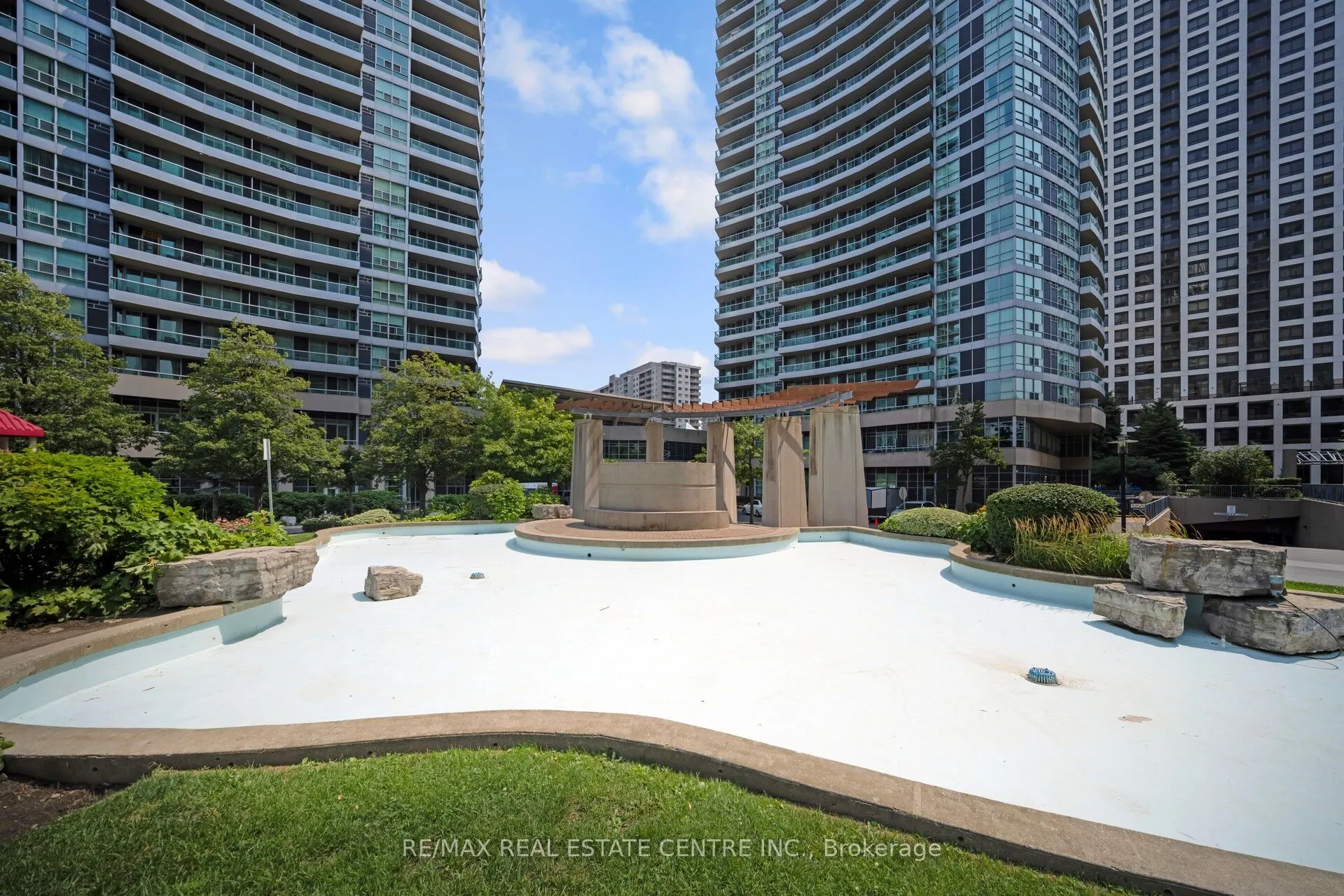 1 Elm Drive, #302