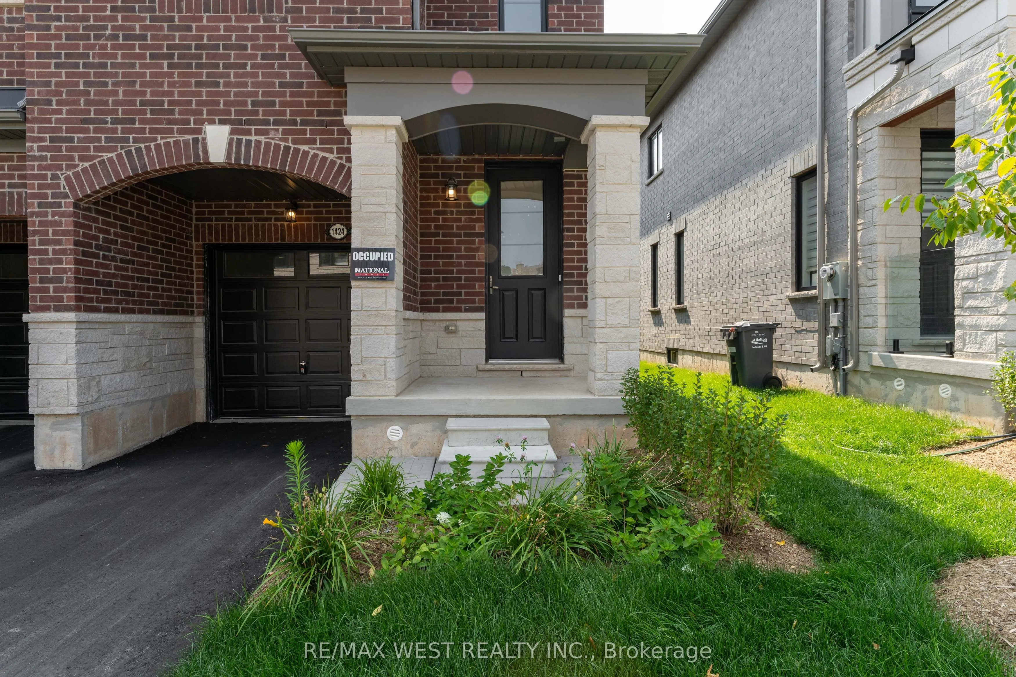 1424 National Common