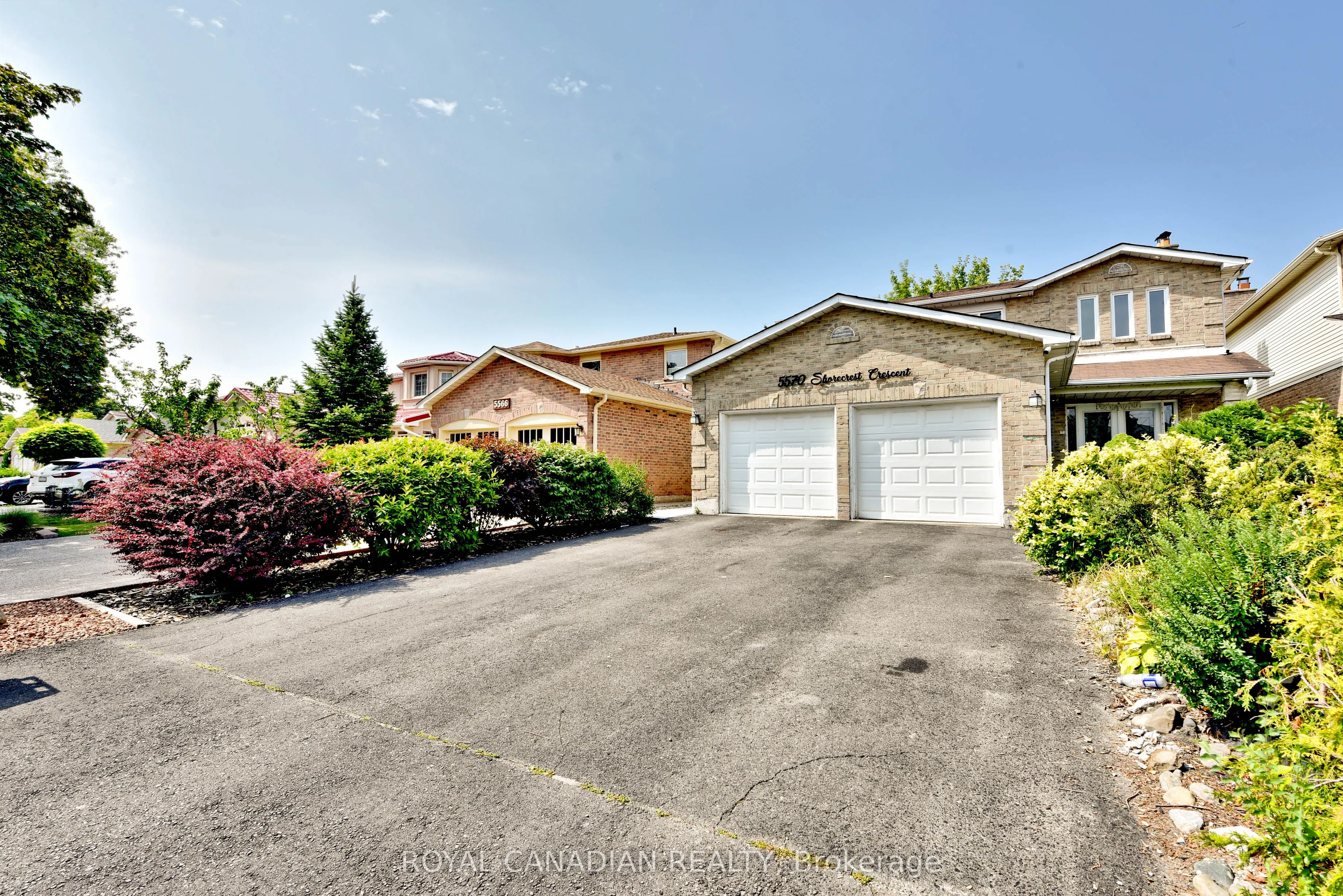5570 Shorecrest Crescent