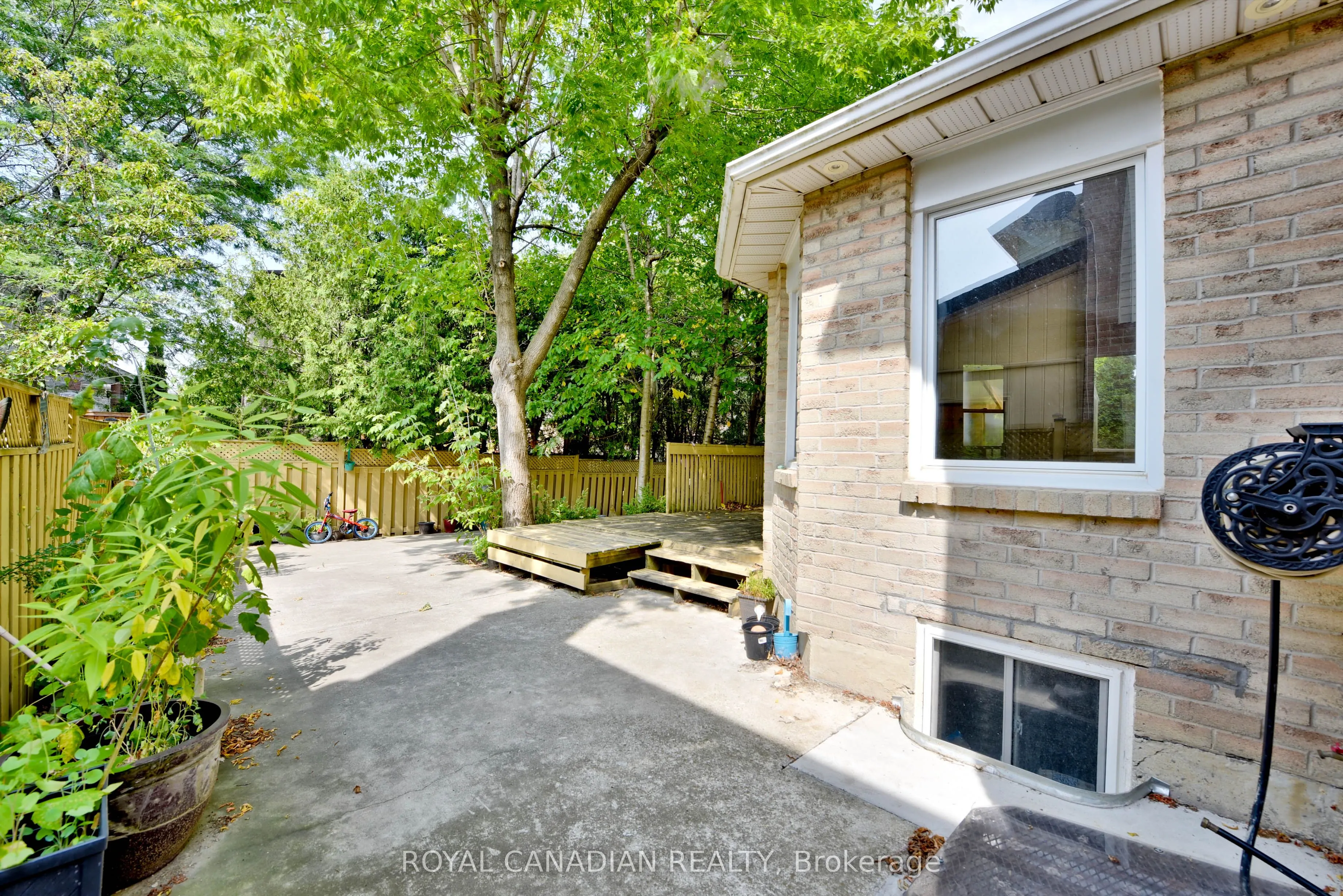 5570 Shorecrest Crescent