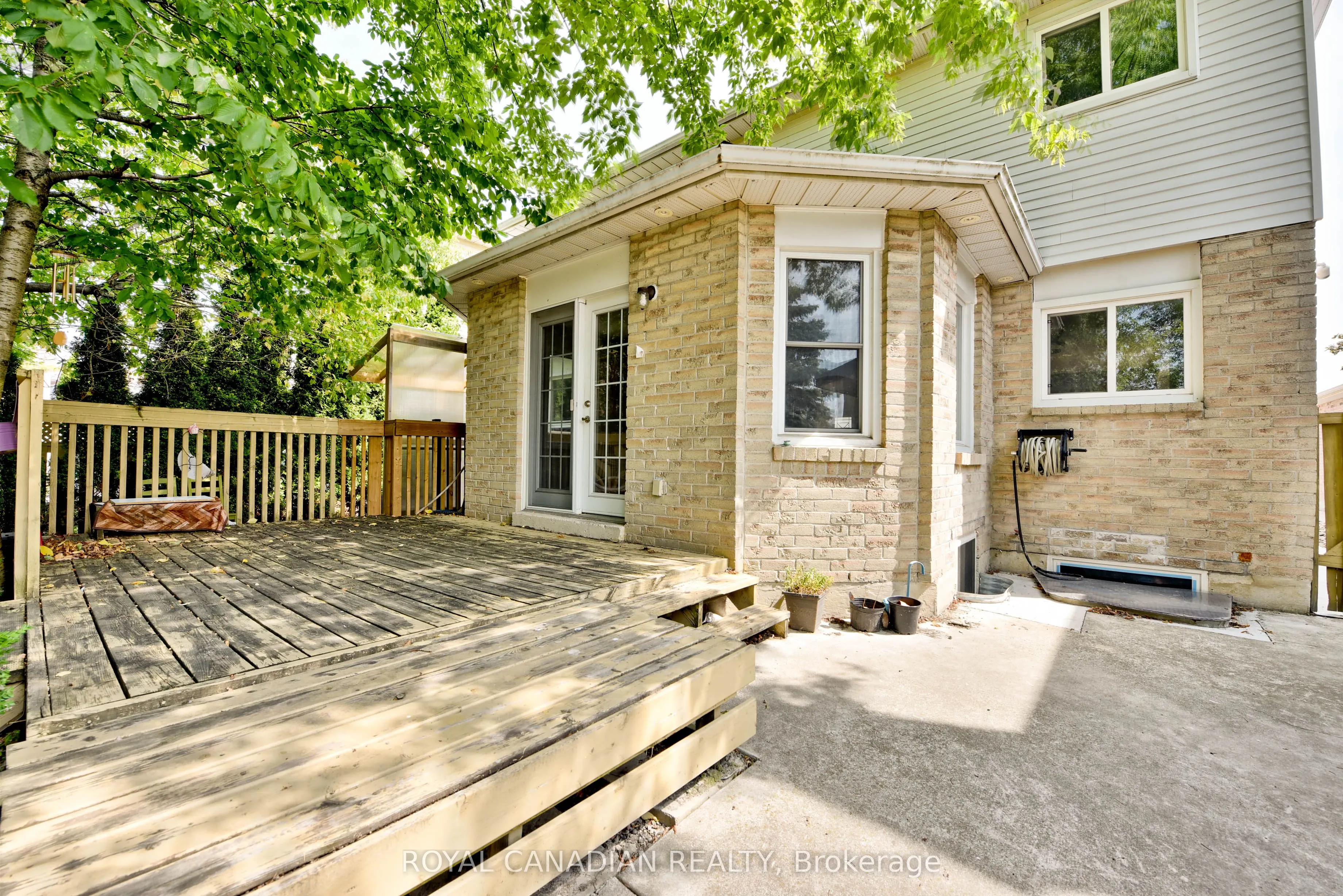 5570 Shorecrest Crescent