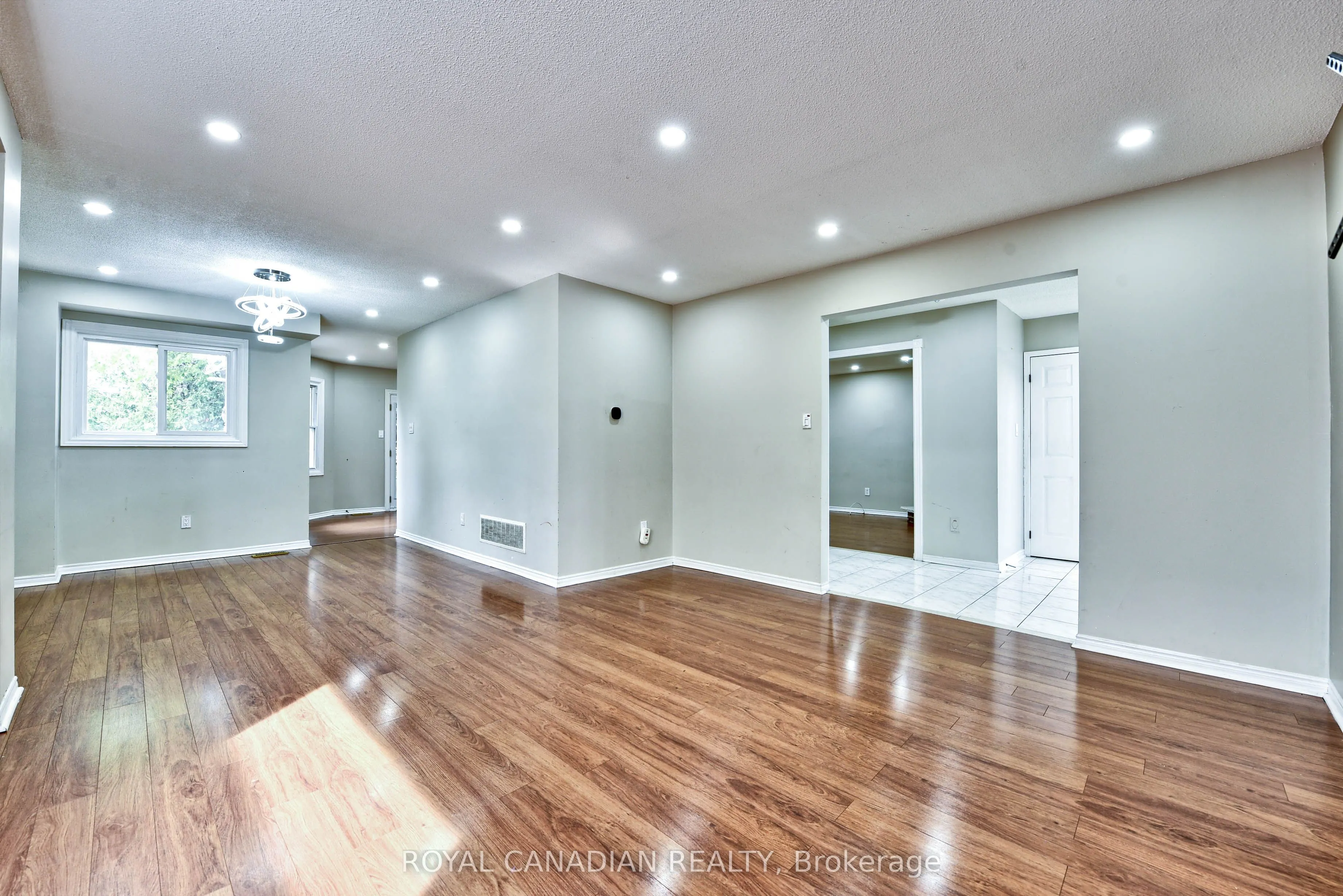 5570 Shorecrest Crescent