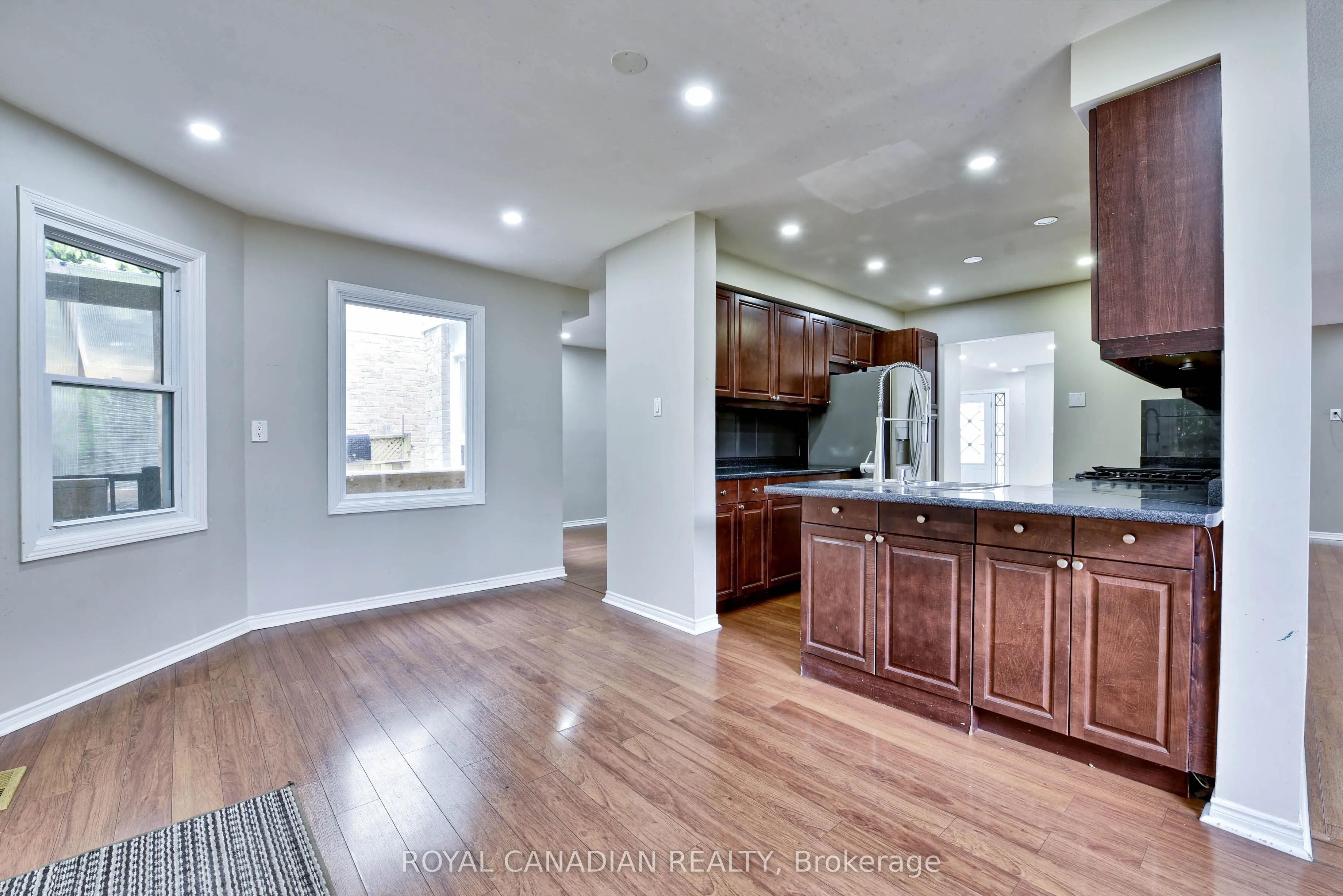 5570 Shorecrest Crescent