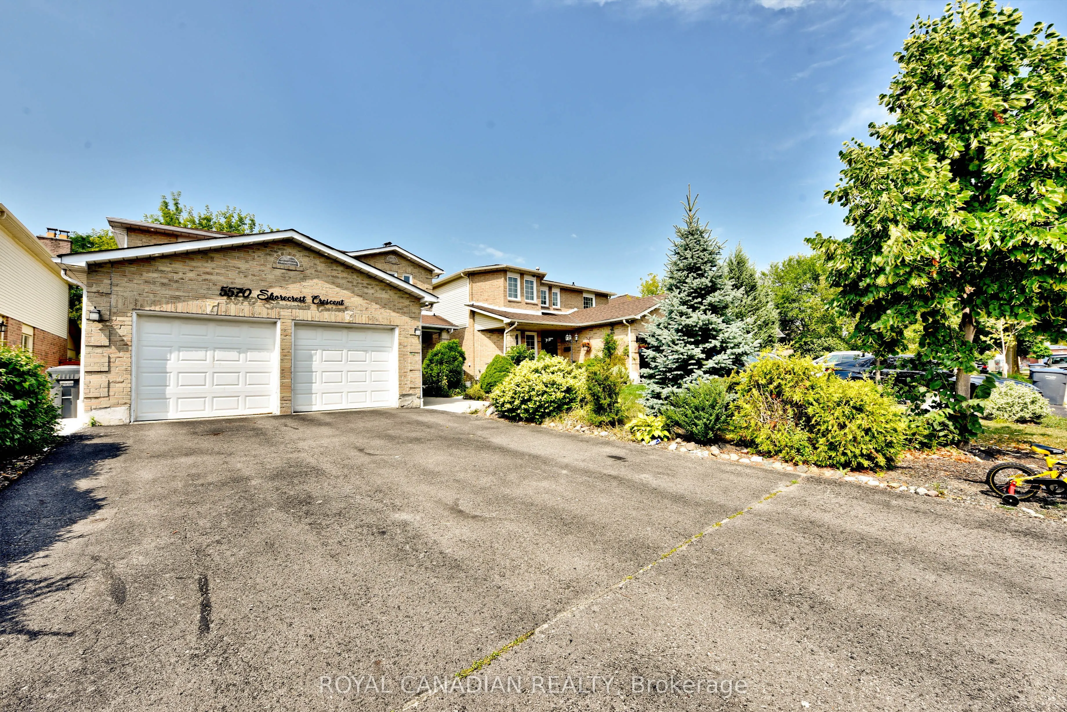 5570 Shorecrest Crescent
