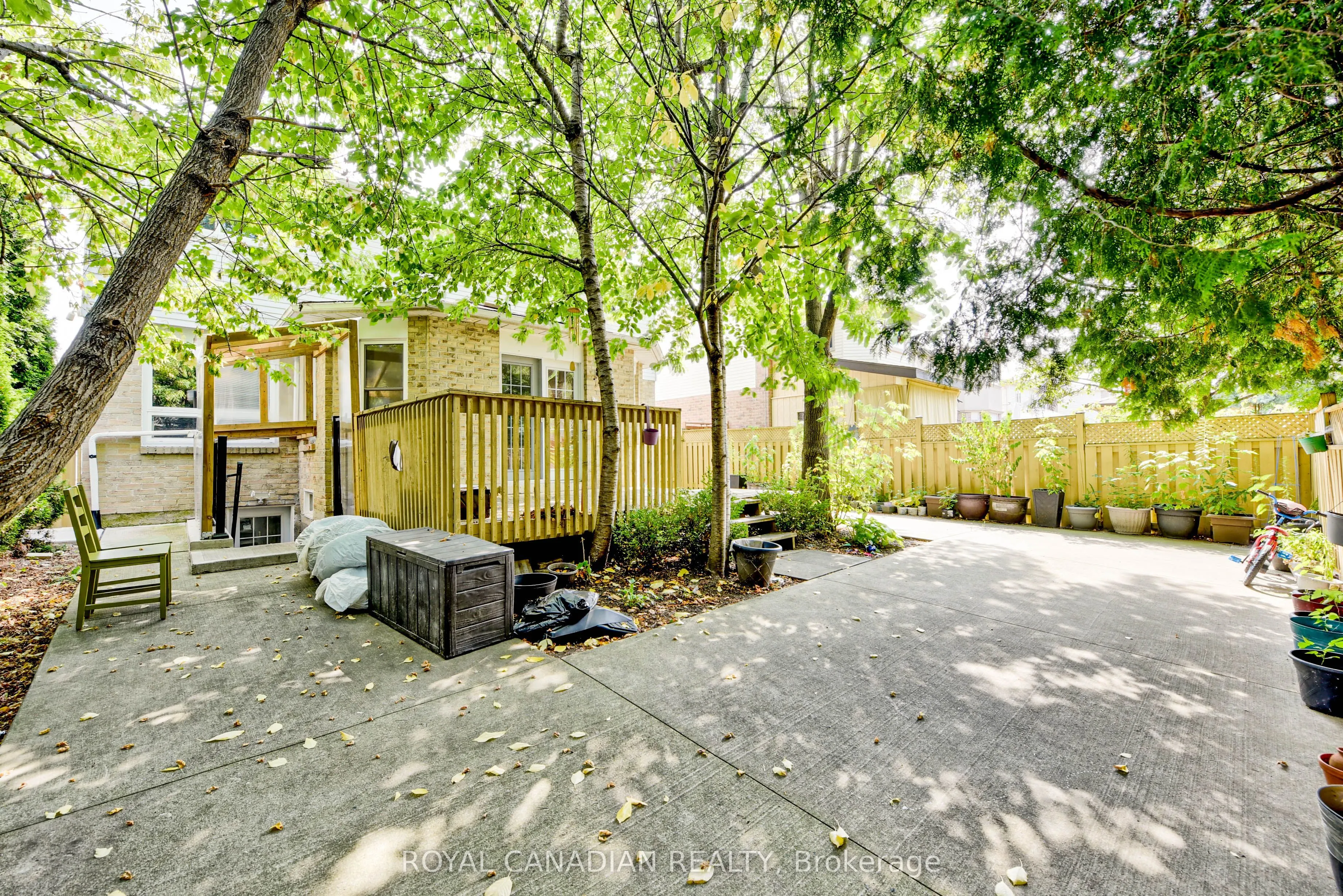 5570 Shorecrest Crescent