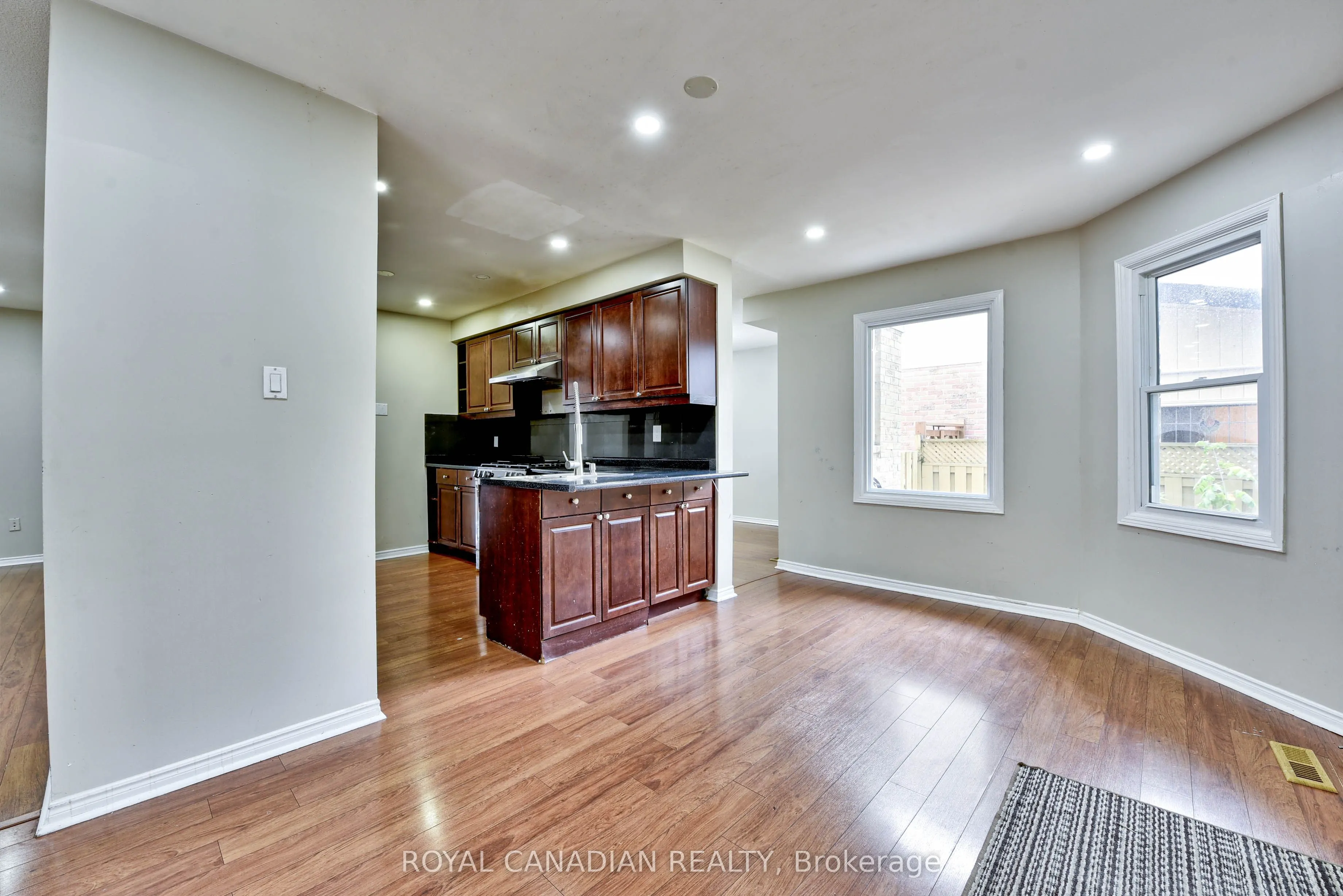 5570 Shorecrest Crescent