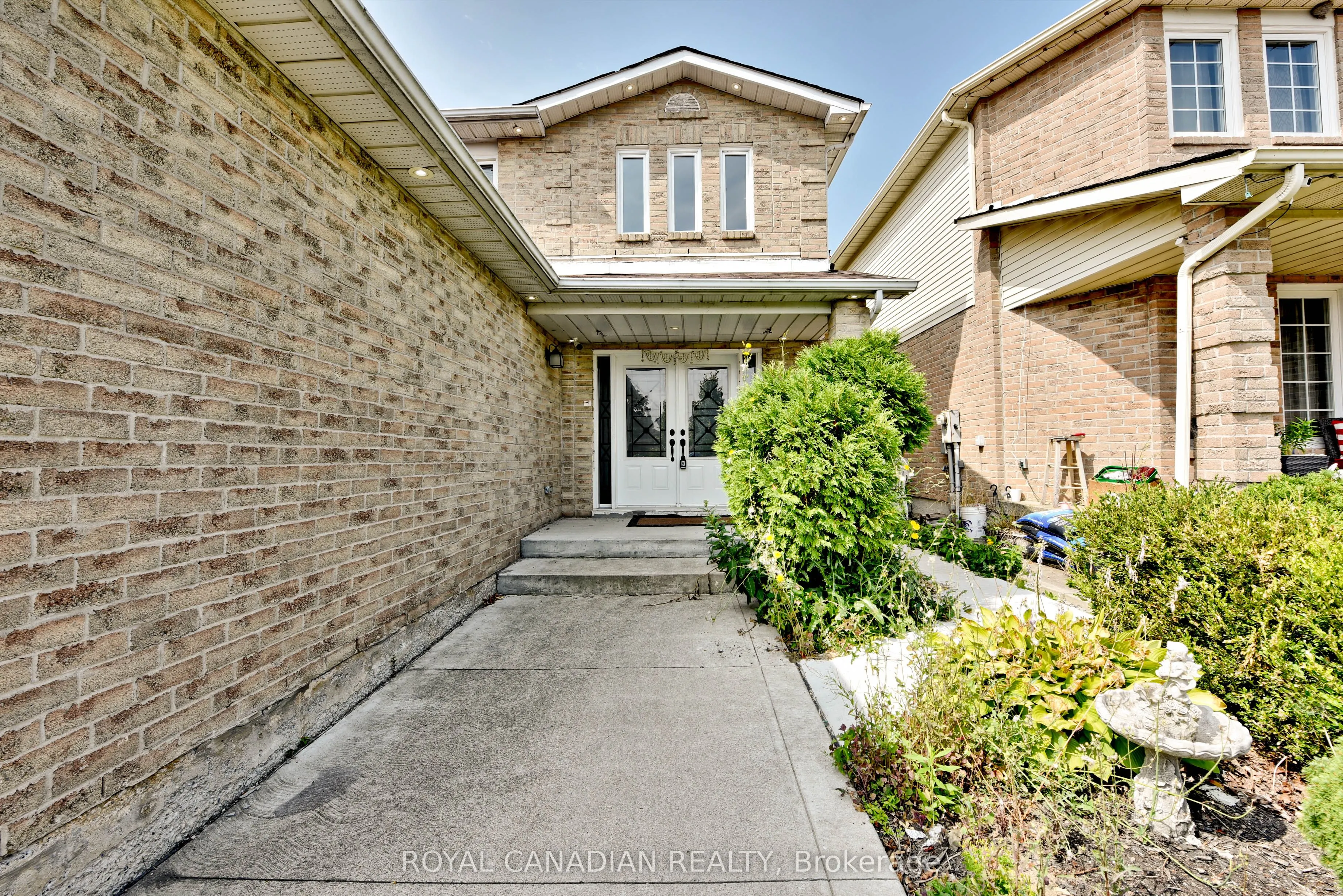 5570 Shorecrest Crescent