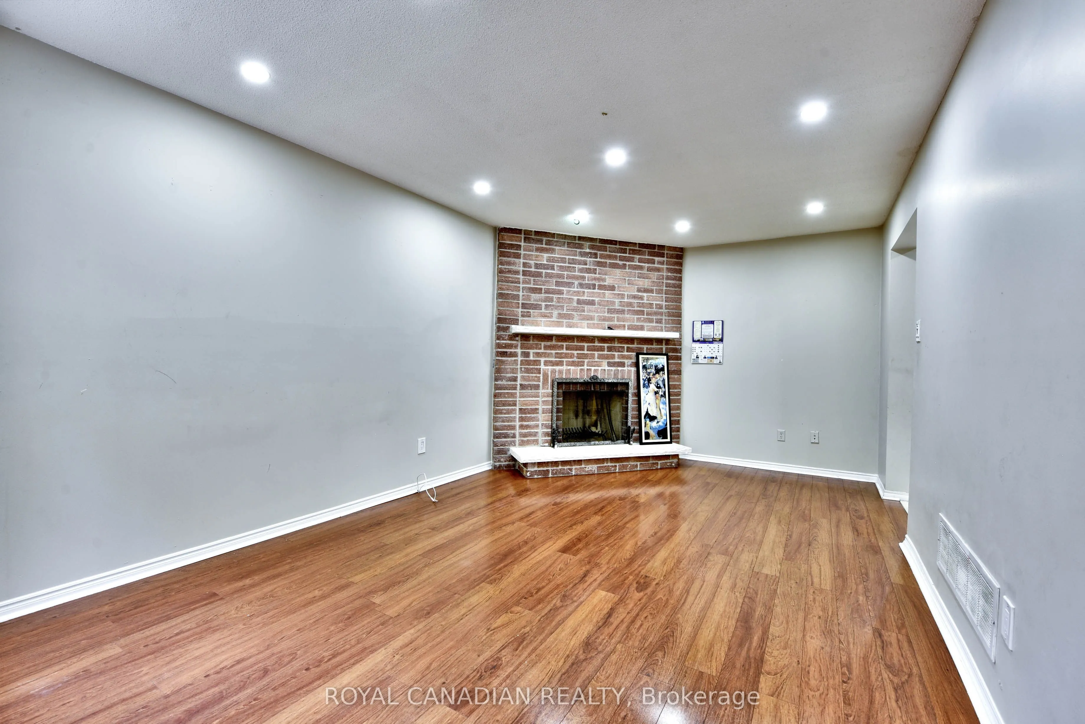 5570 Shorecrest Crescent