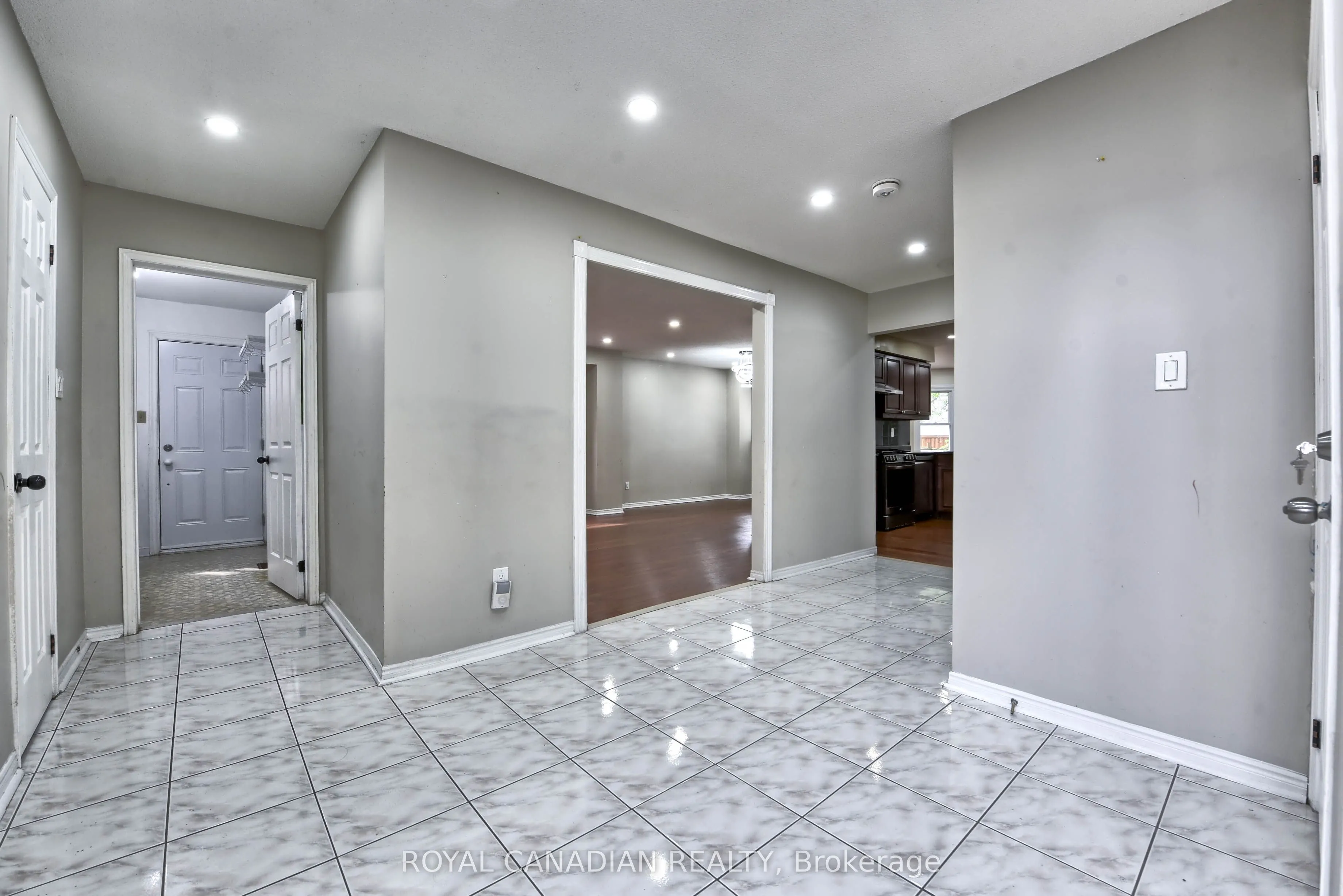 5570 Shorecrest Crescent