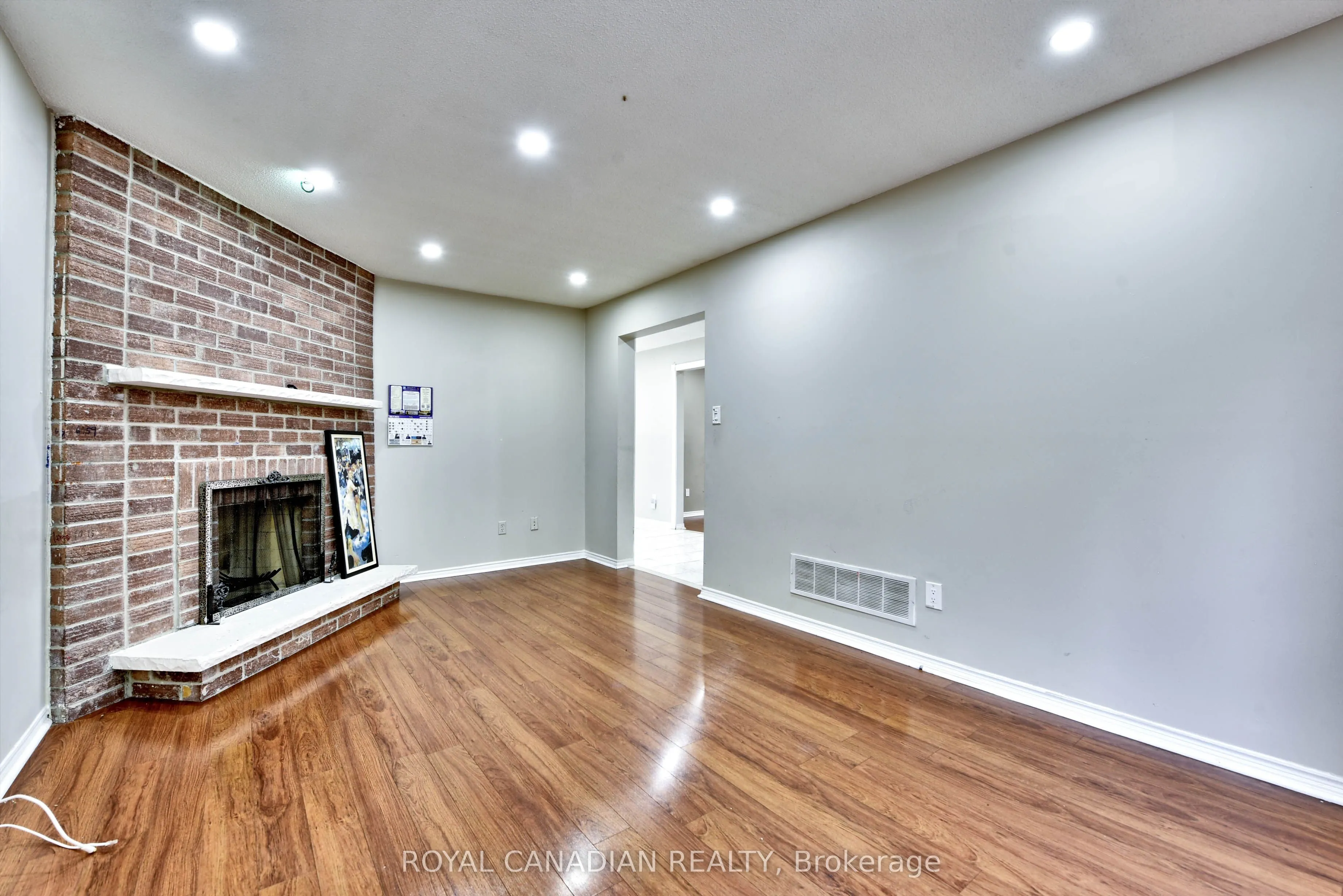 5570 Shorecrest Crescent