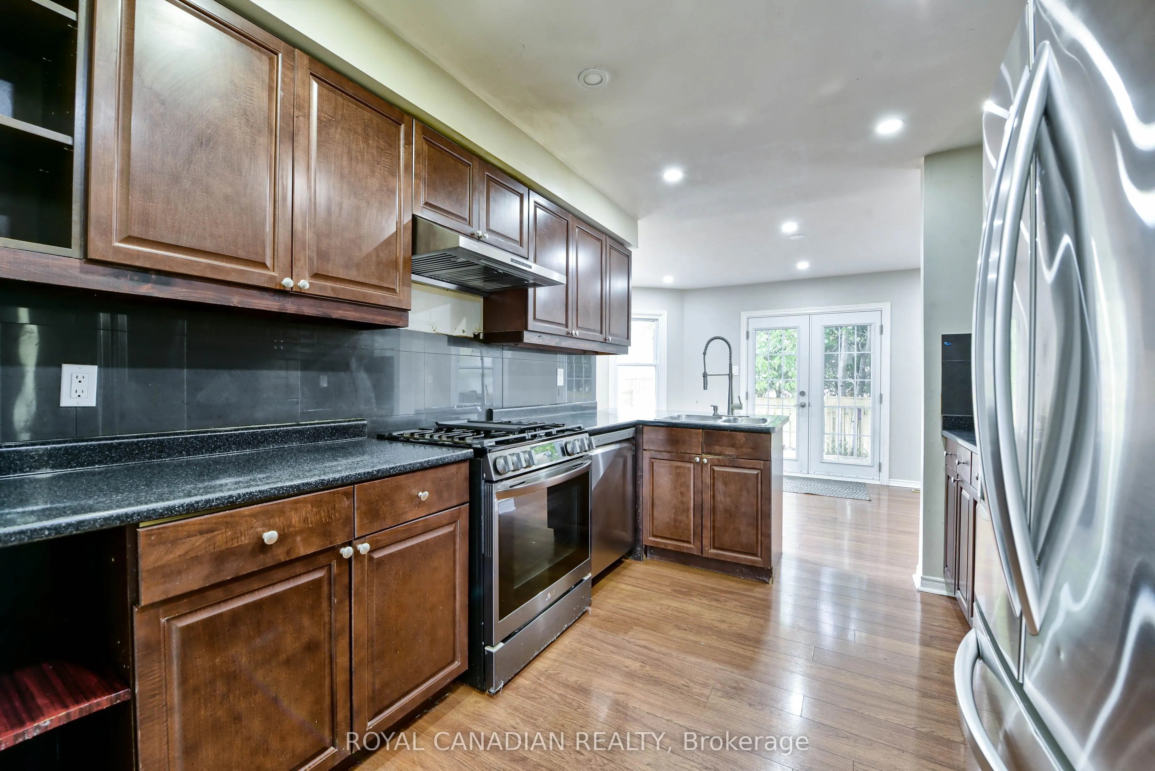 5570 Shorecrest Crescent