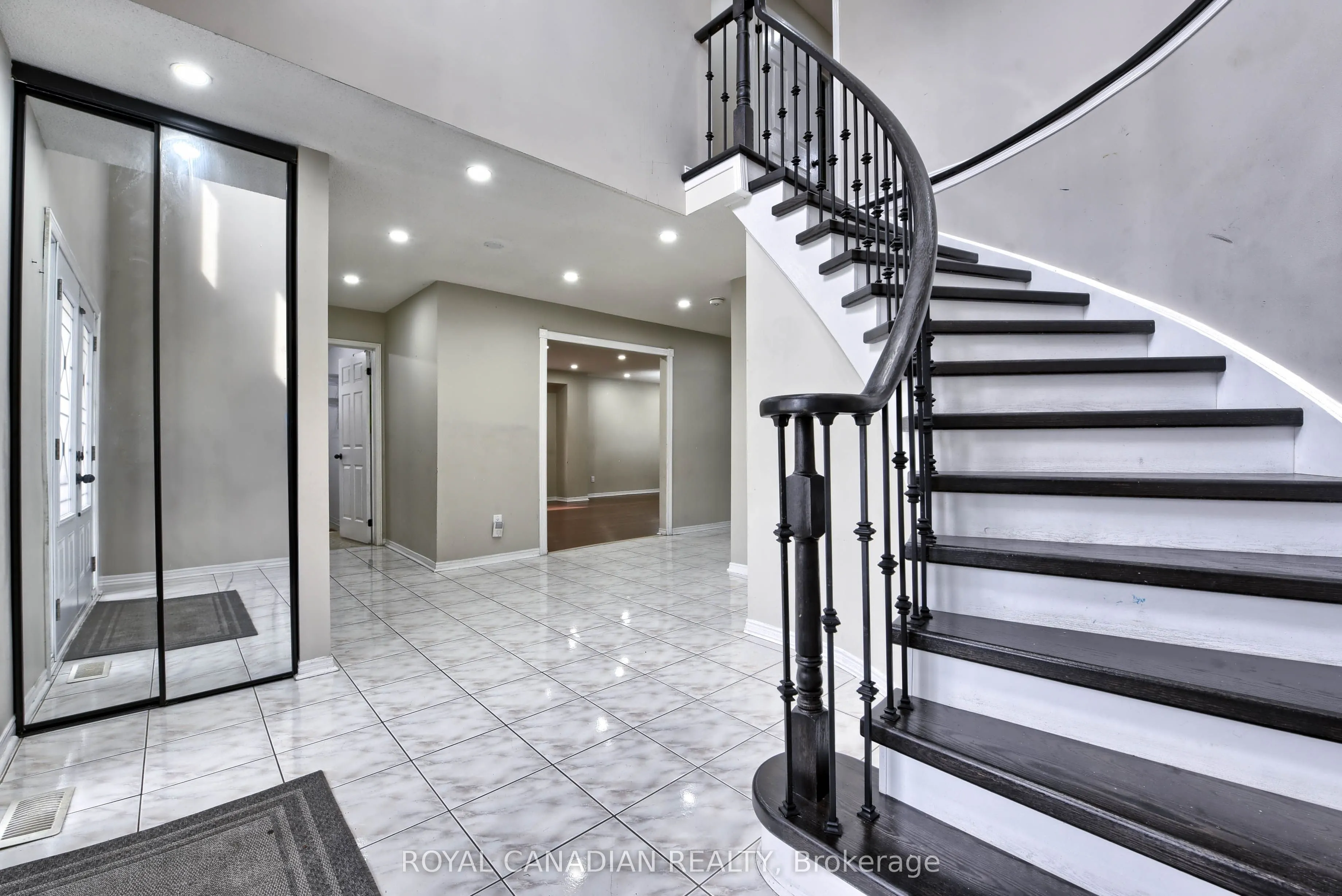 5570 Shorecrest Crescent