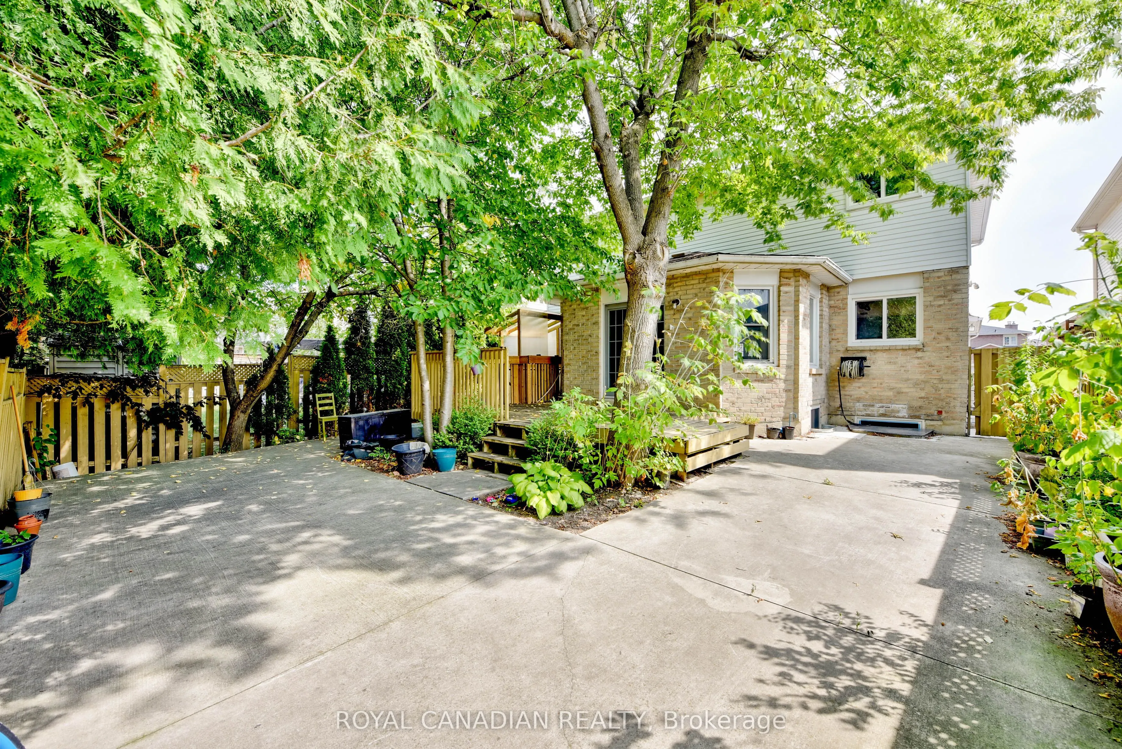 5570 Shorecrest Crescent