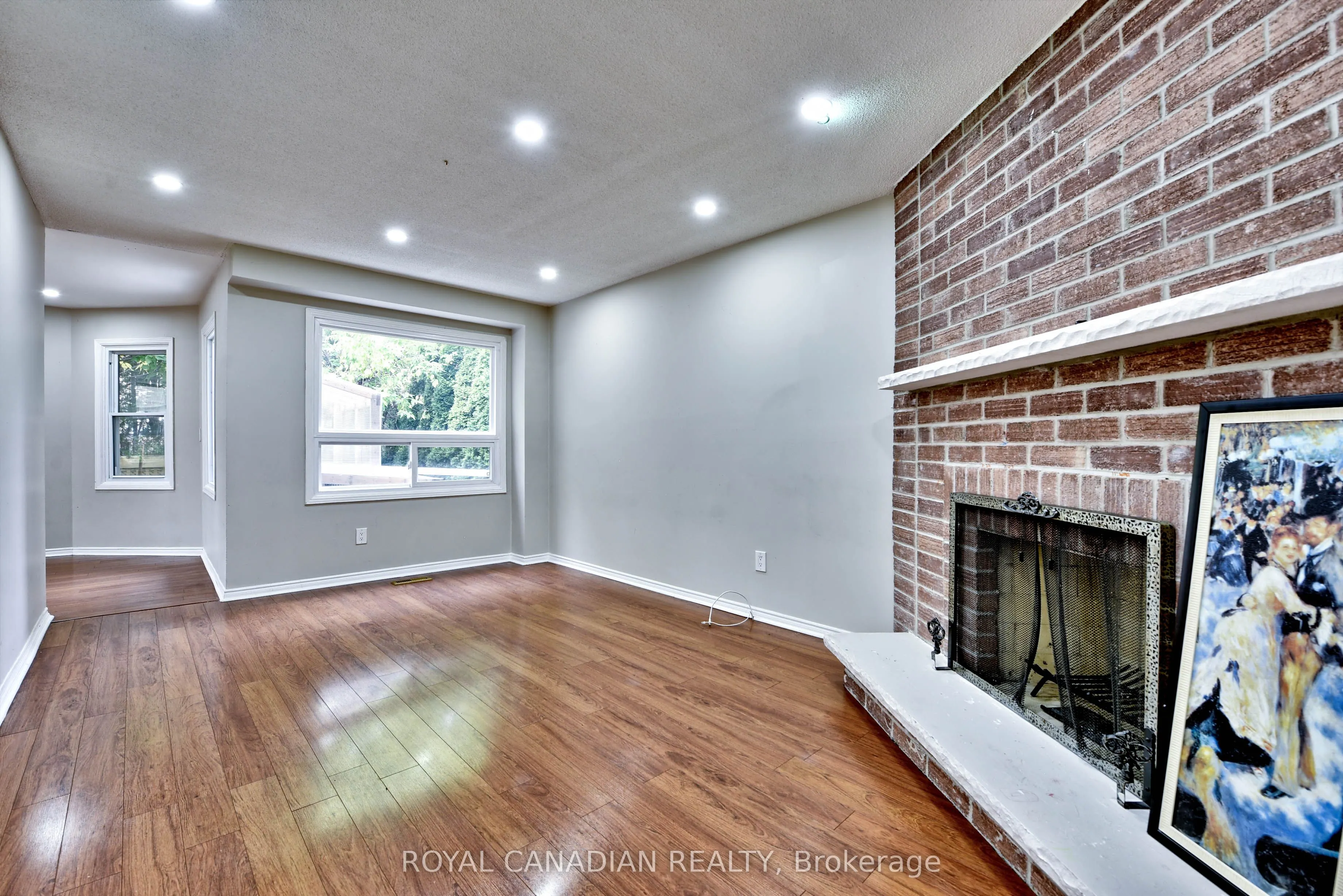 5570 Shorecrest Crescent
