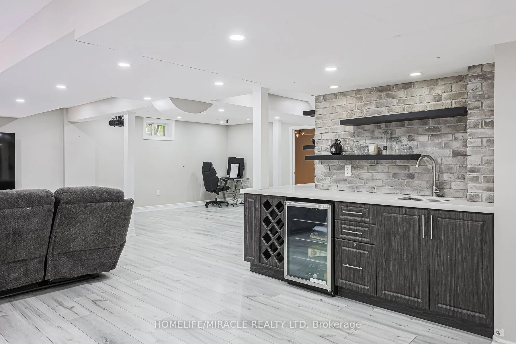 1204 Fox Crescent