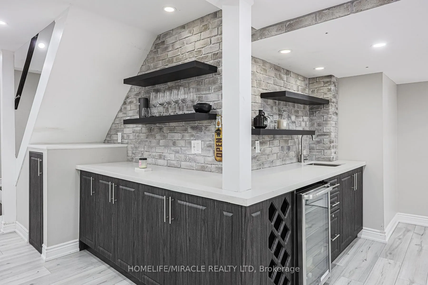 1204 Fox Crescent