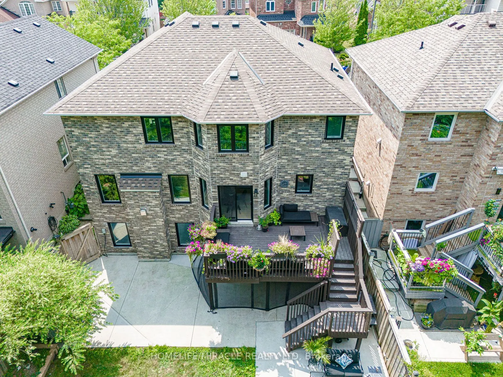 1204 Fox Crescent