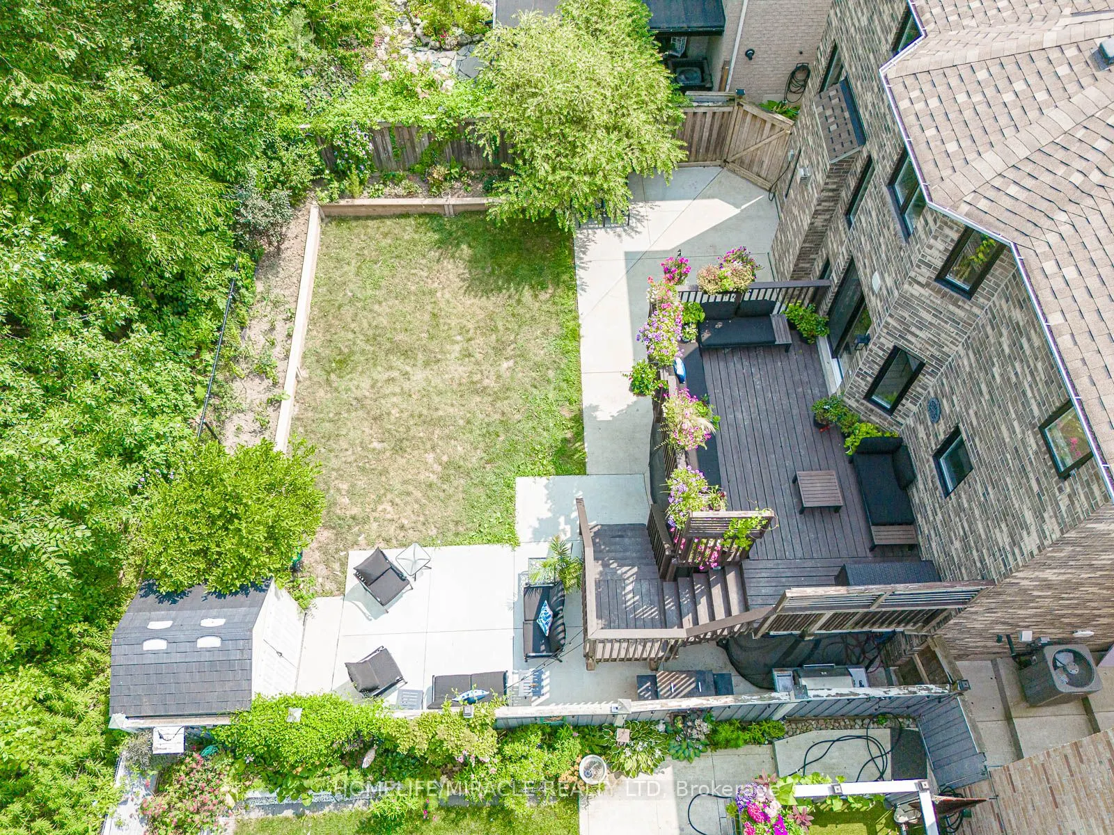 1204 Fox Crescent