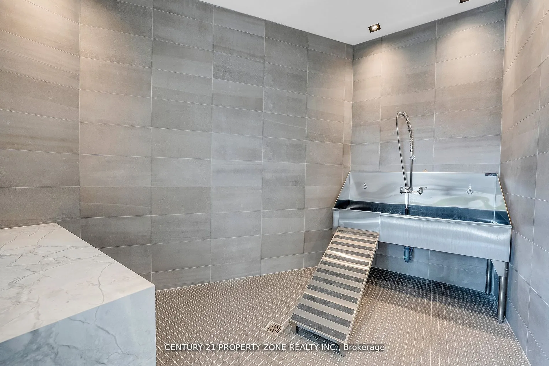 509 Dundas Street, #417