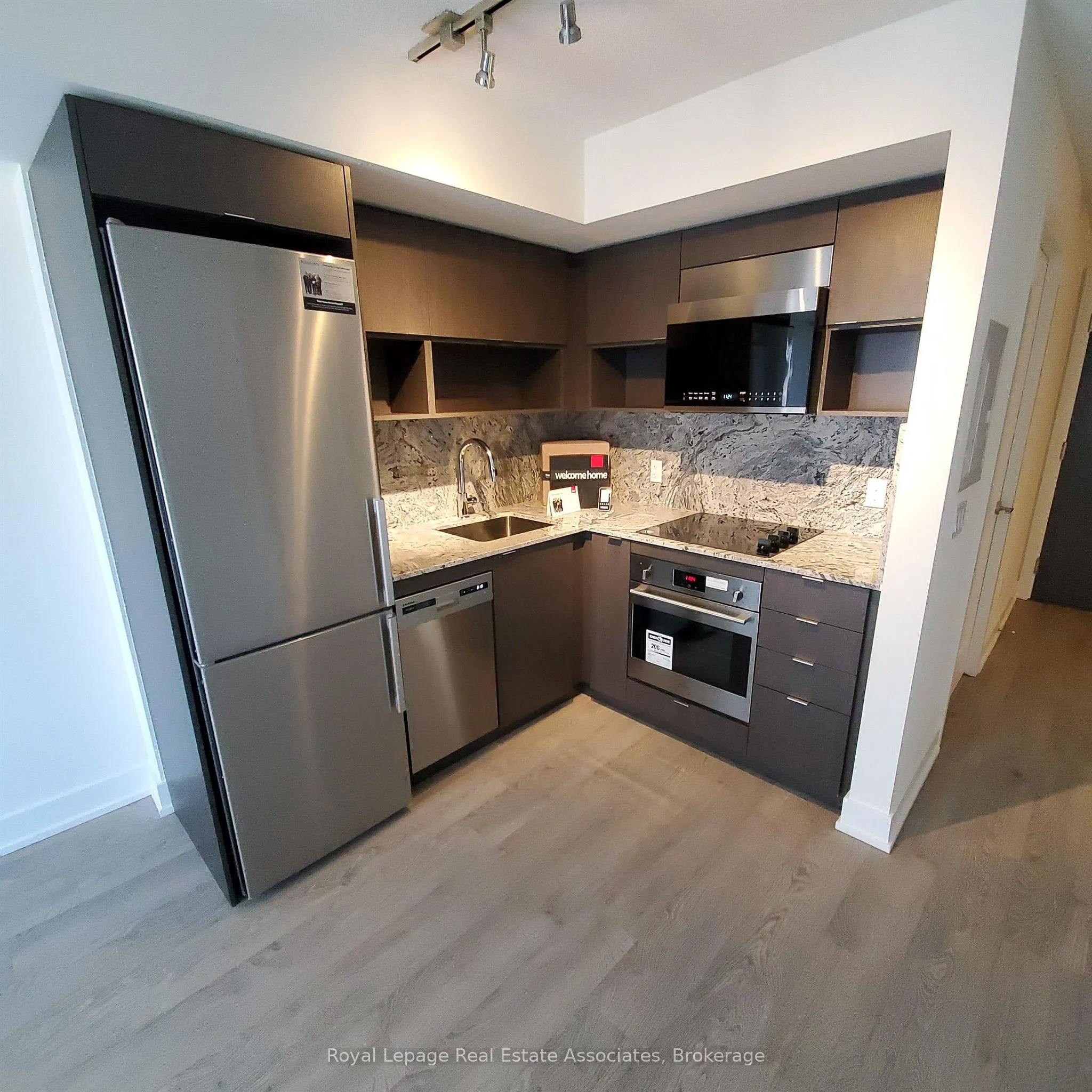 9 Mabelle Avenue, #1221